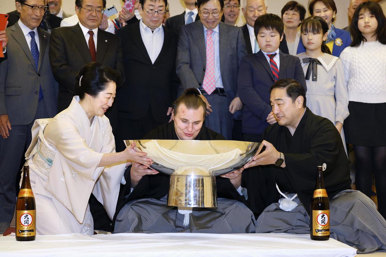 2場所連続優勝を果たし、祝勝会で笑顔を見せる安青錦（共同）
