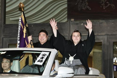 お、ねだん以上」ニトリ会長が安青錦のVパレード助手席に 交流開始