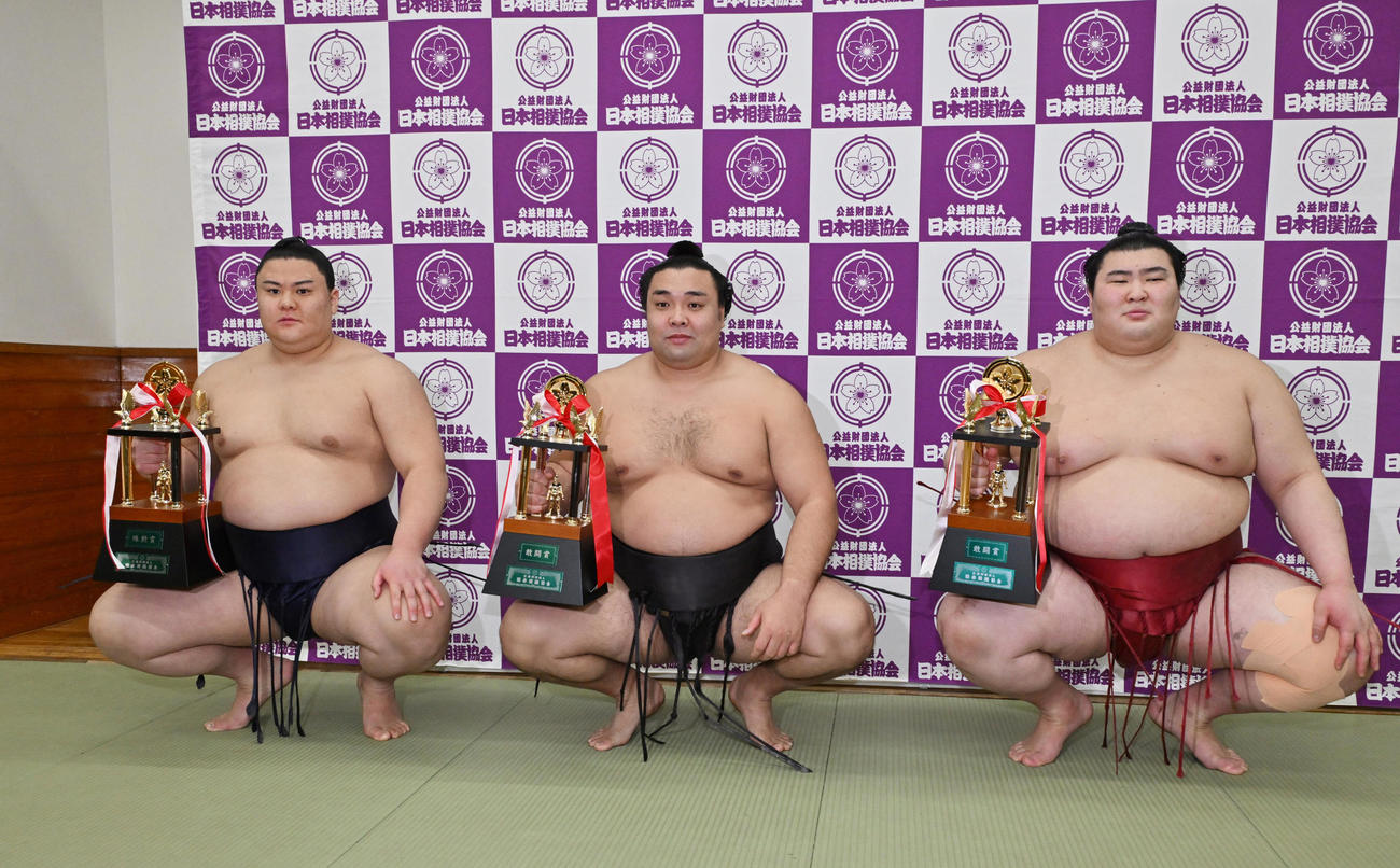 三賞の受賞力士、左から殊勲賞の義ノ富士、敢闘賞の霧島、熱海富士（代表撮影）