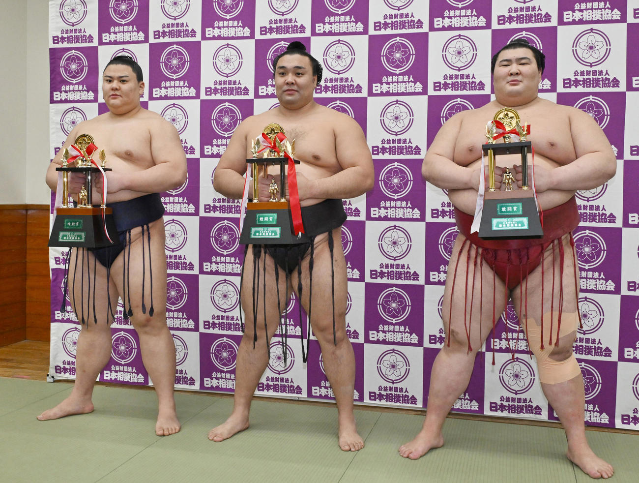 三賞の受賞力士、左から殊勲賞の義ノ富士、敢闘賞の霧島、熱海富士（代表撮影）