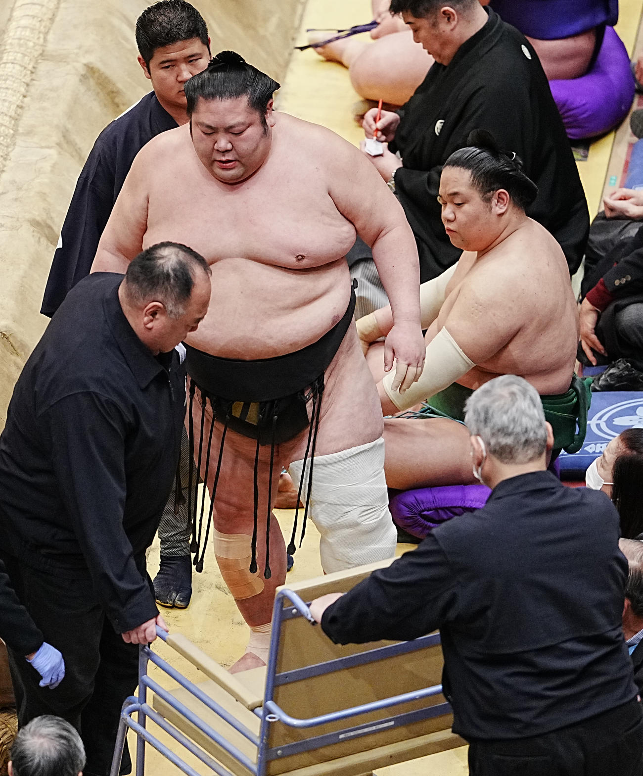 車椅子で花道を引き揚げる剣翔（撮影・小沢裕）