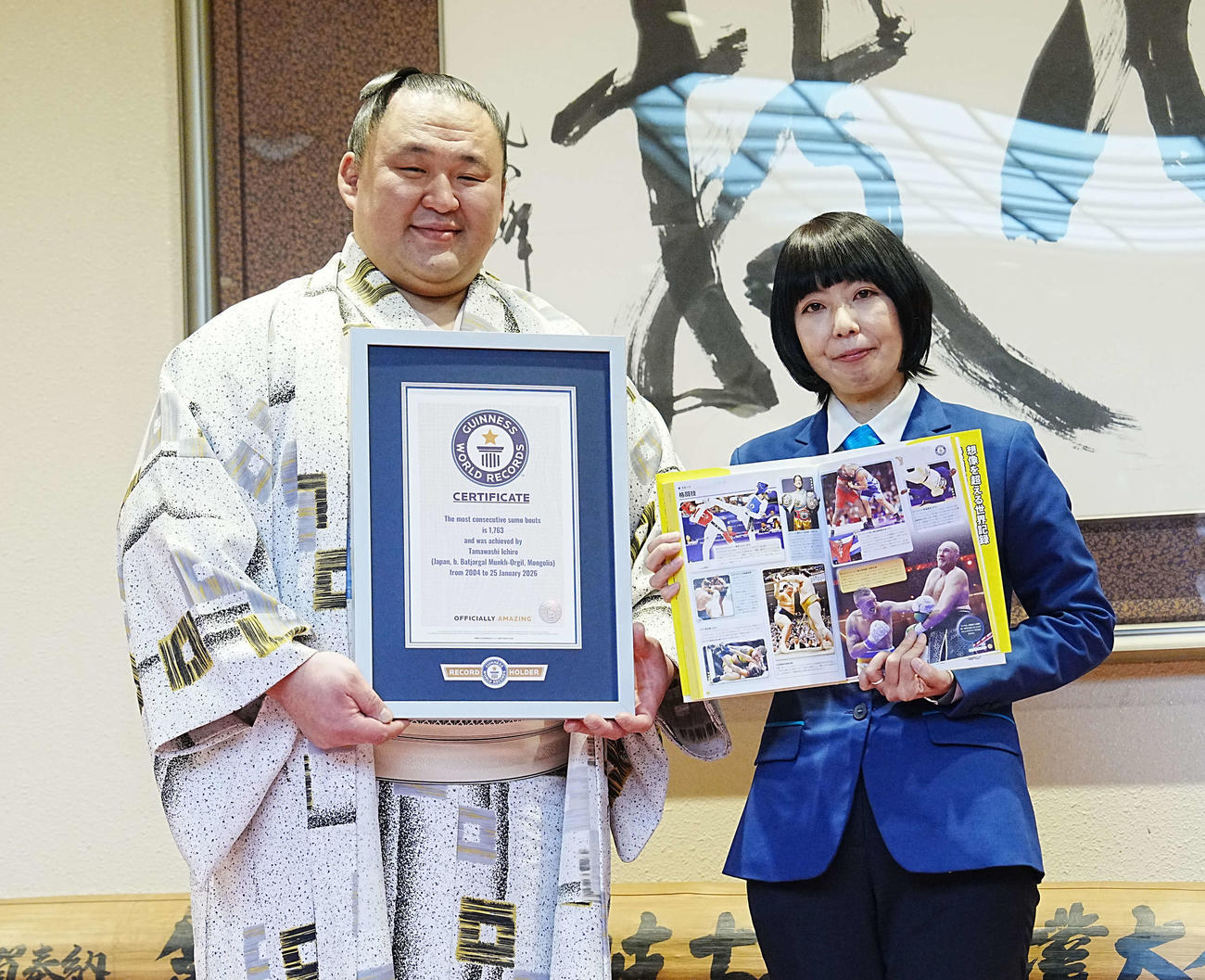ギネスワールドレコーズジャパン石川代表（右）から「大相撲最多連続出場」ギネス世界記録2026の公式認定証を贈呈される玉鷲（撮影・小沢裕）