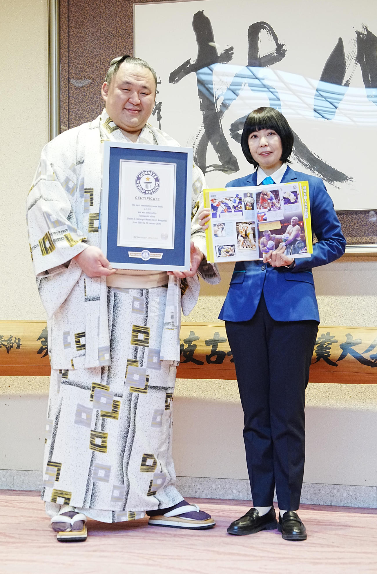 ギネスワールドレコーズジャパン石川代表（右）から「大相撲最多連続出場」ギネス世界記録2026の公式認定証を贈呈される玉鷲（撮影・小沢裕）