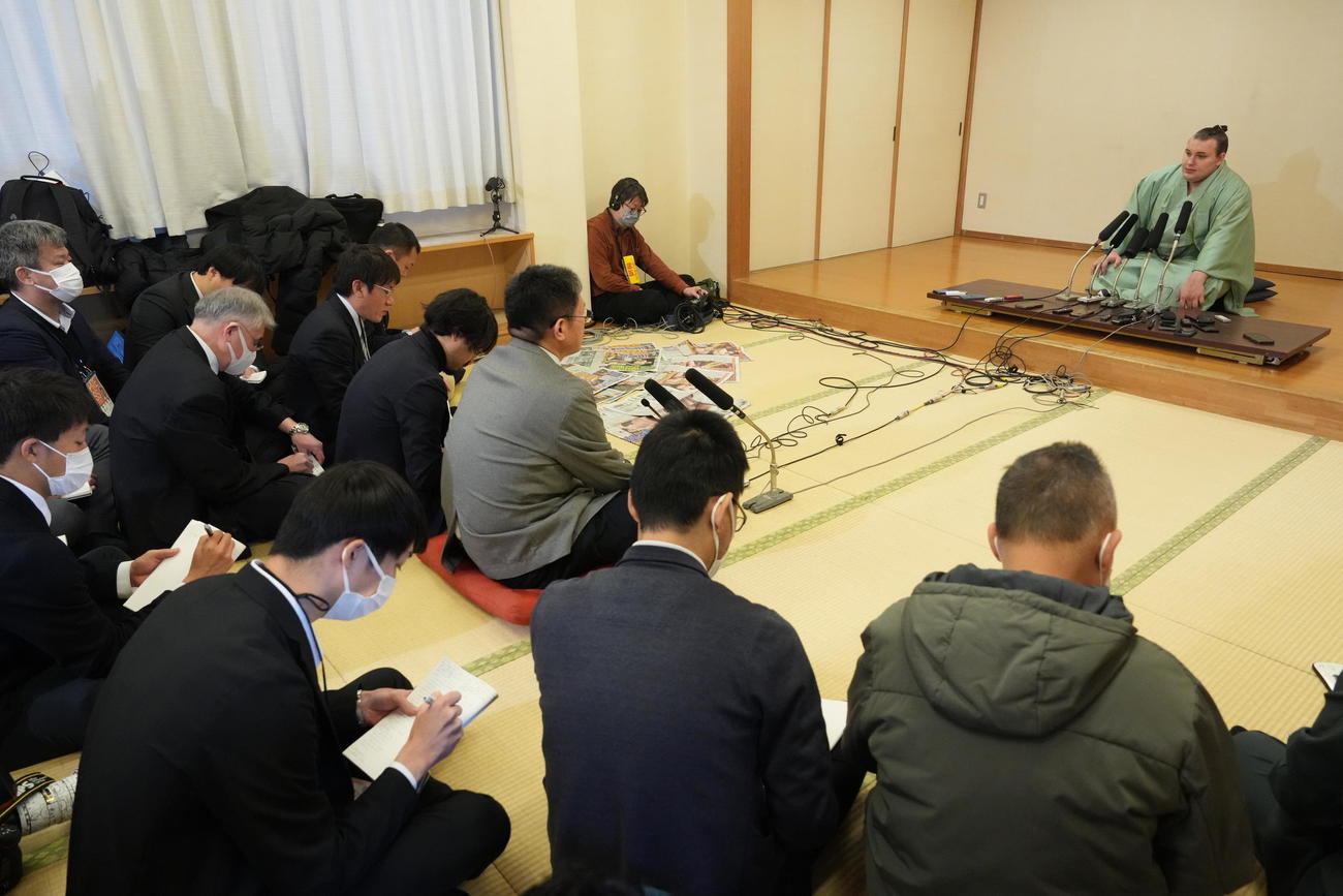 安青錦の優勝一夜明け会見には大勢の報道陣が詰め掛けた（撮影・小沢裕）