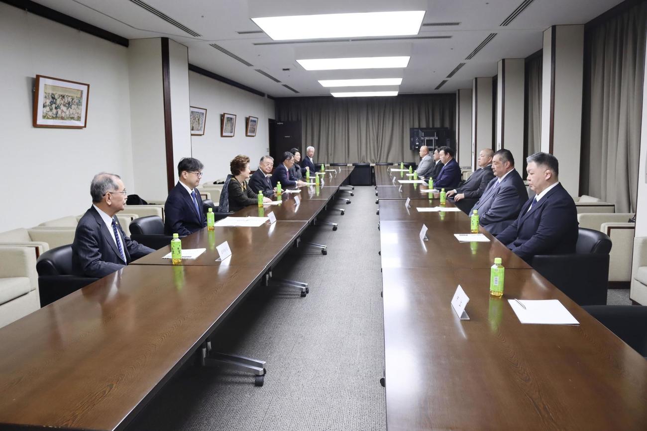 初場所後の定例会合を開いた横綱審議委員会。左から4人目が大島委員長＝26日、両国国技館（日本相撲協会提供）