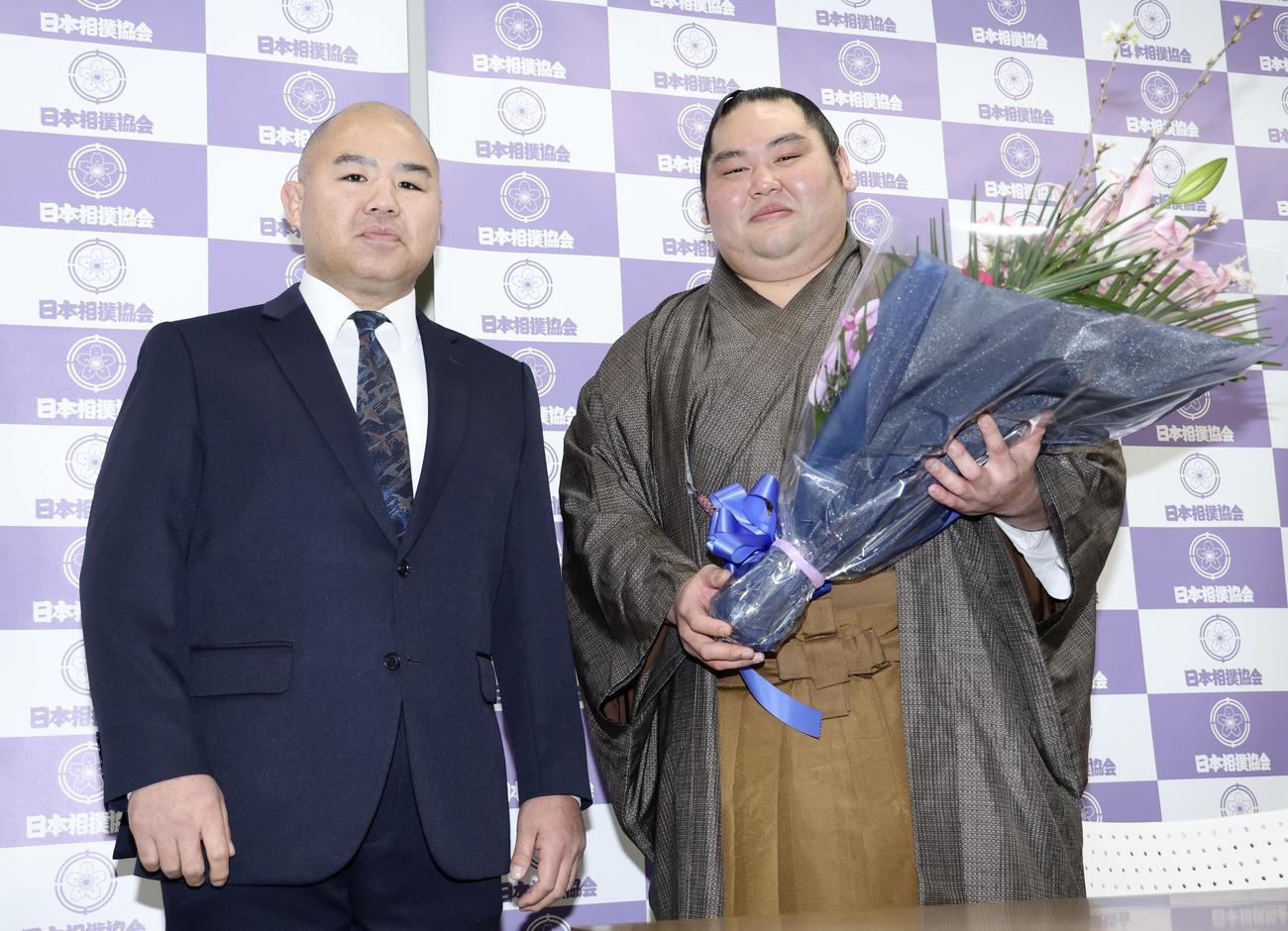 千賀ノ浦親方（左）と写真に納まる大奄美（2026年1月20日）