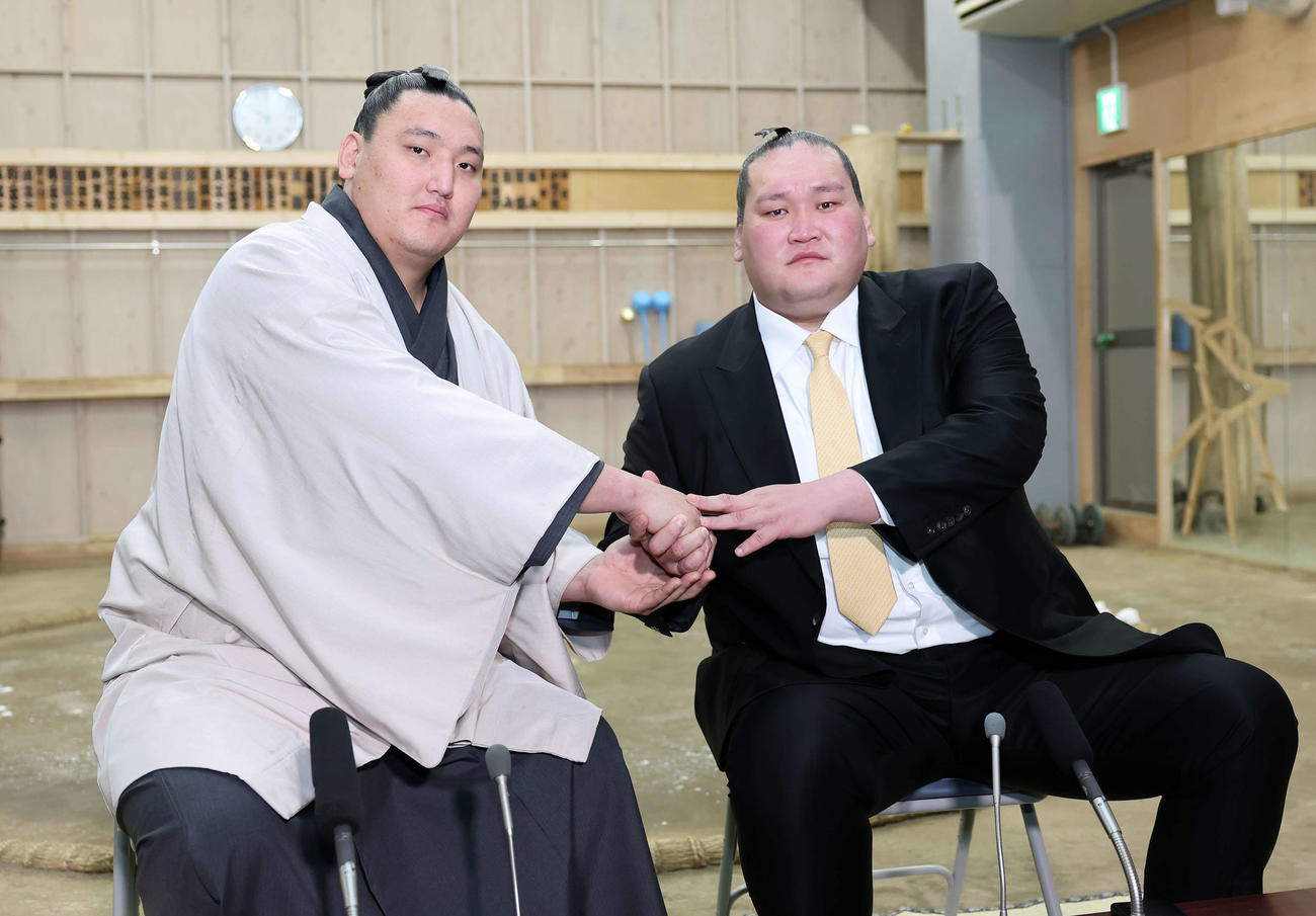 十両昇進を決め握手する寿之富士（左）と伊勢ケ浜親方（撮影・鈴木正人）　