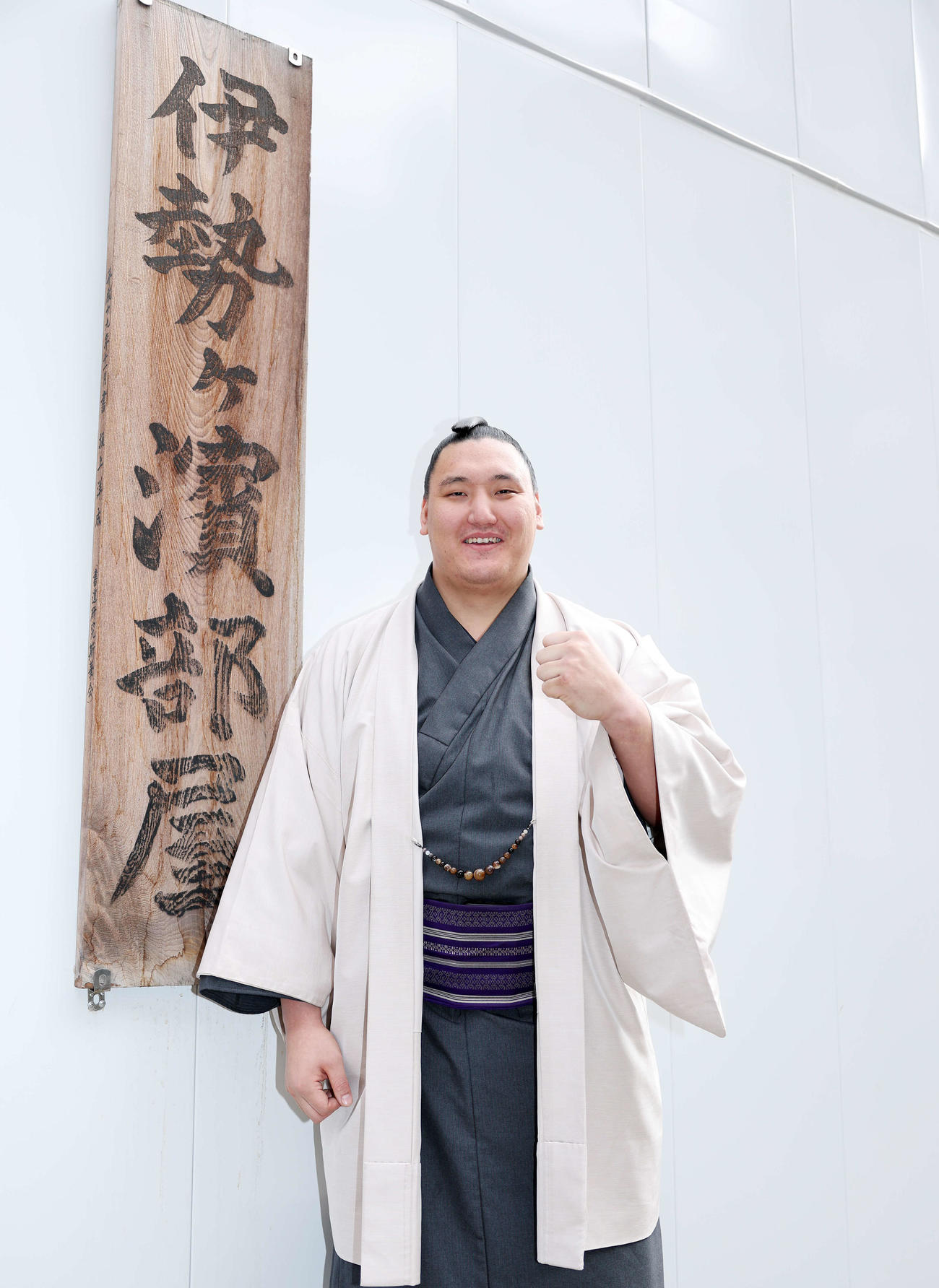 十両昇進を決め笑顔を見せる寿之富士（撮影・鈴木正人）　