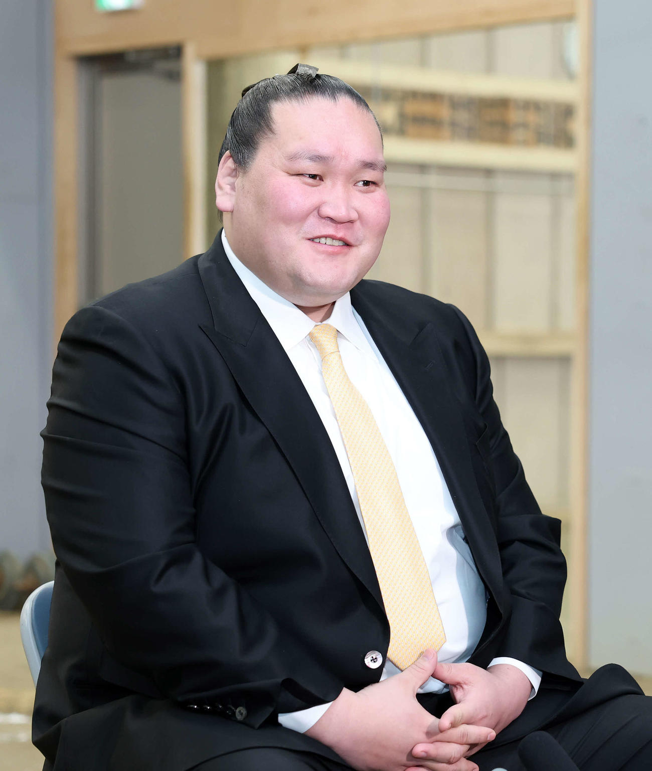 寿之富士の十両昇進会見に臨む伊勢ケ浜親方（撮影・鈴木正人）　