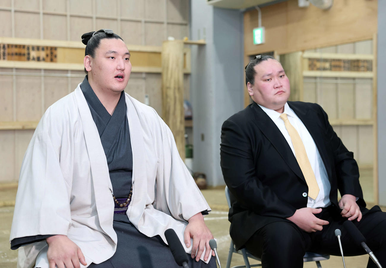 十両昇進会見に臨む寿之富士（左）と伊勢ケ浜親方（撮影・鈴木正人）　