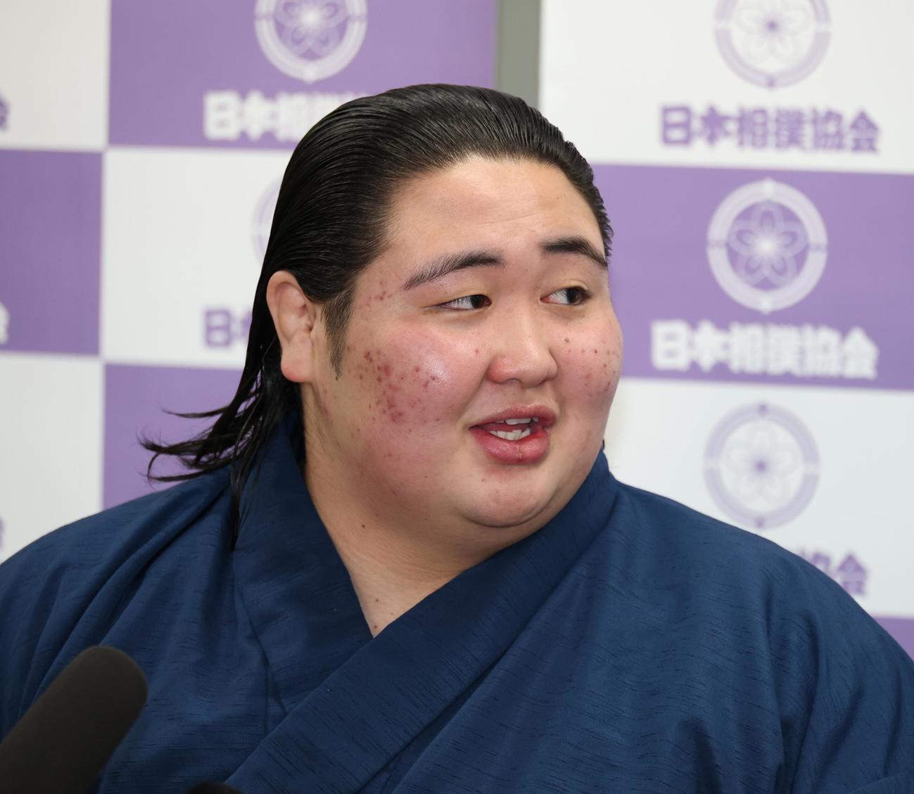 十両昇進会見を行う藤島部屋の福崎改め藤天晴（撮影・中島郁夫）