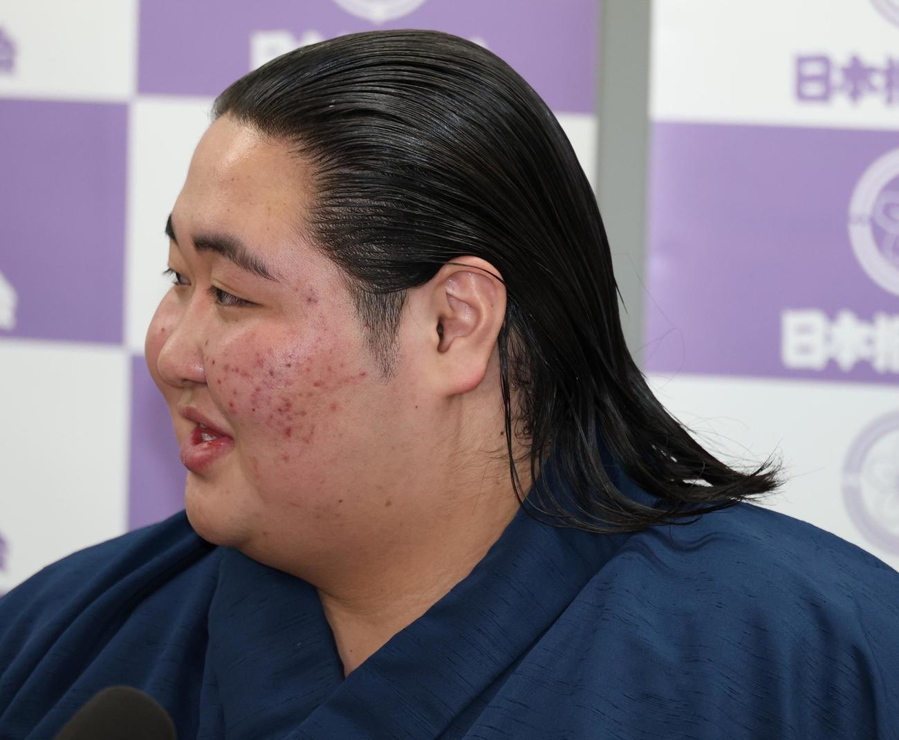 十両昇進会見を行う藤島部屋の福崎改め藤天晴（撮影・中島郁夫）