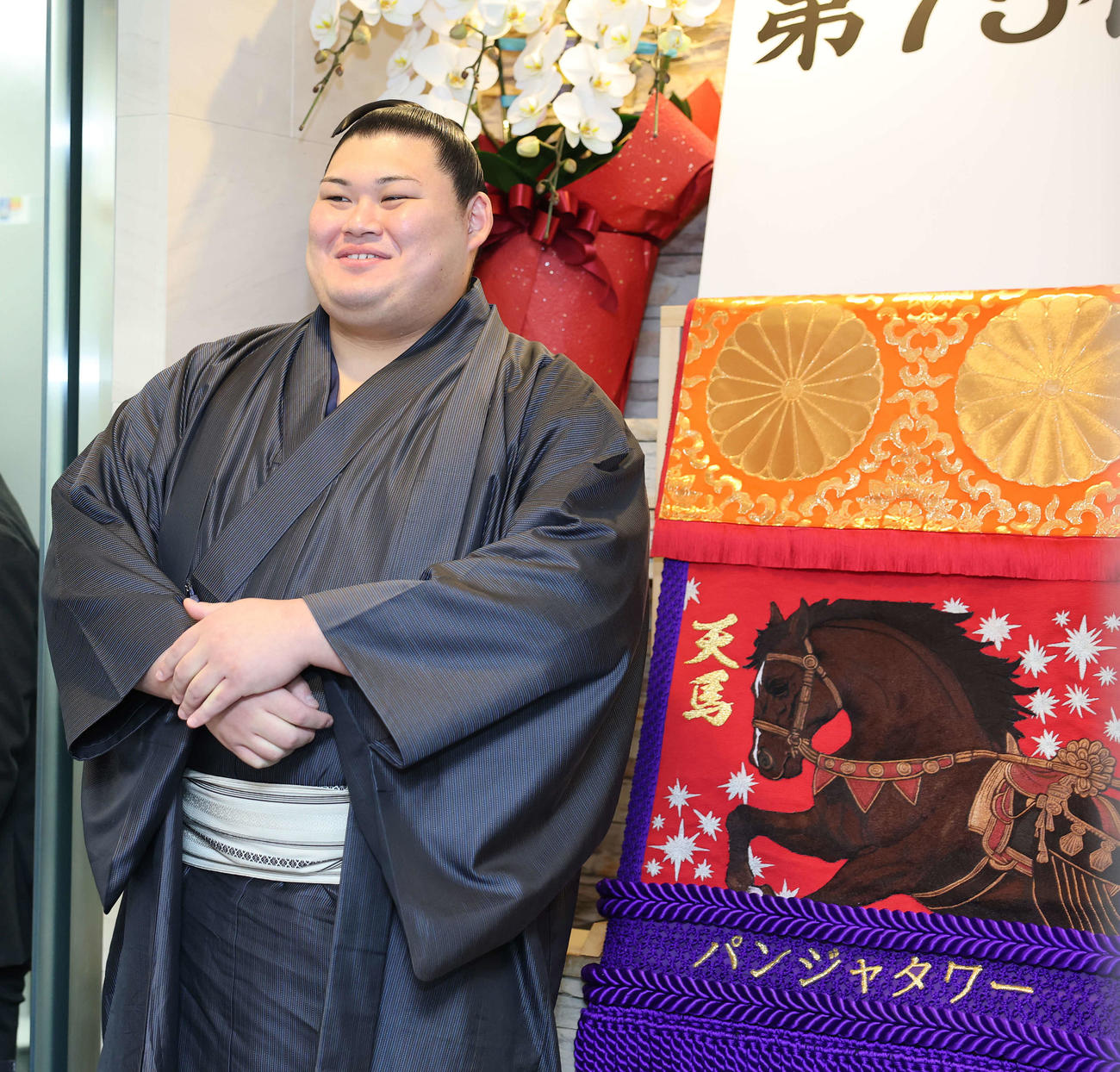 化粧まわし贈呈式で笑顔を見せる大の里（撮影・鈴木正人）　