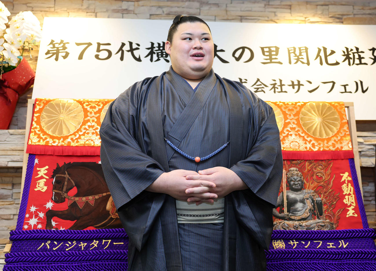 化粧まわし贈呈式であいさつする大の里（撮影・鈴木正人）　