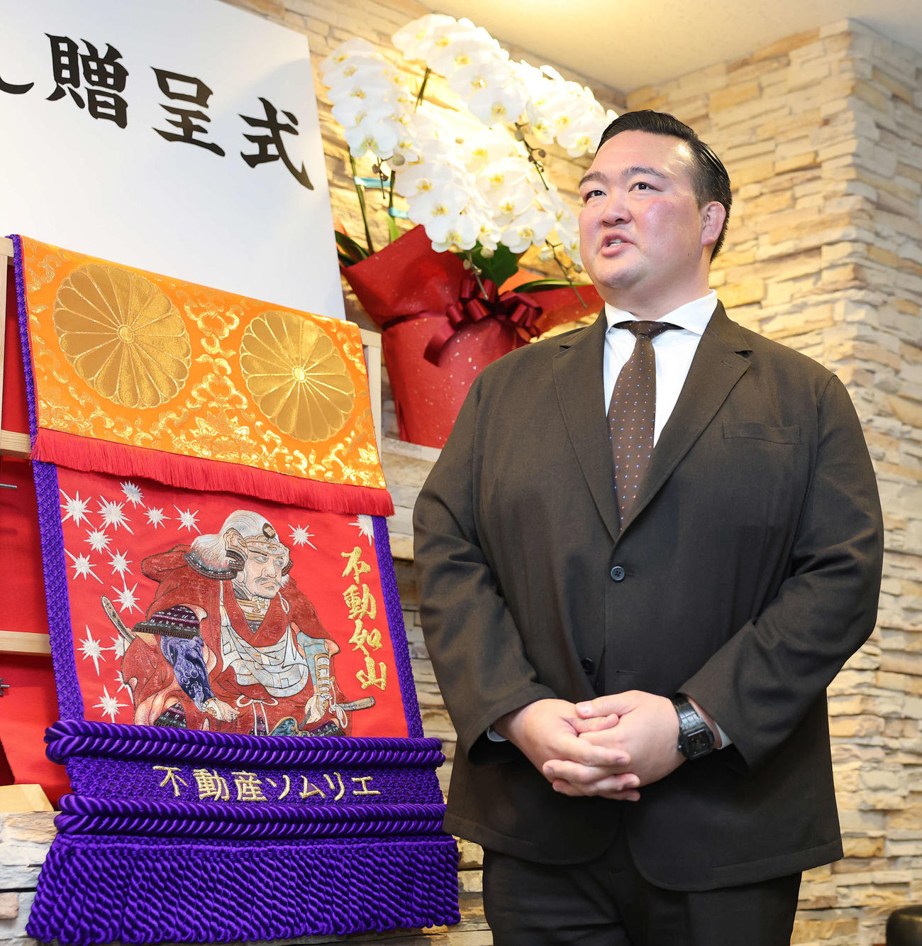 大の里の化粧まわし贈呈式であいさつする二所ノ関親方（撮影・鈴木正人）　