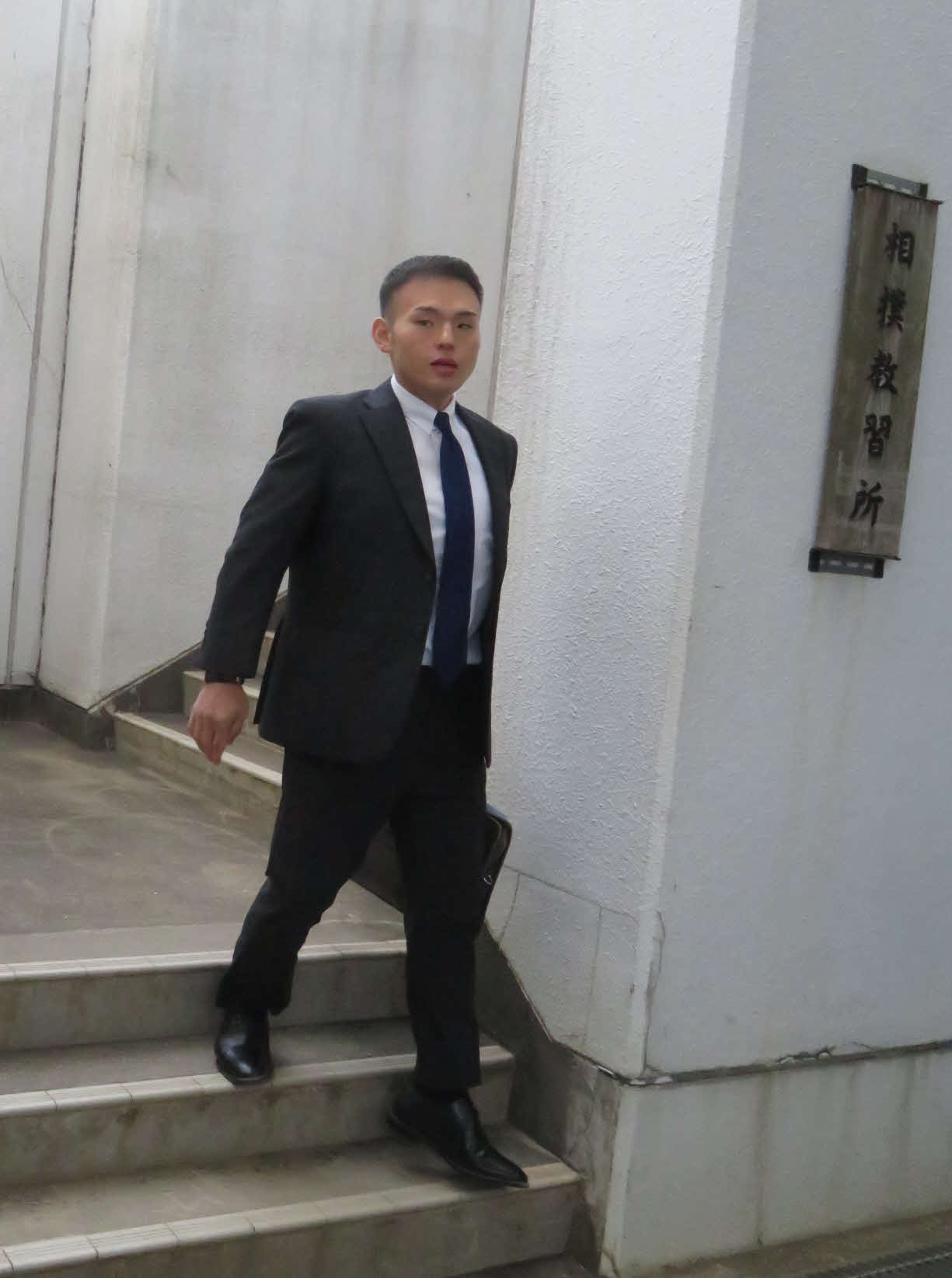 初参加した師匠会を終え、会場となった相撲教習所を出てきた湊川親方
