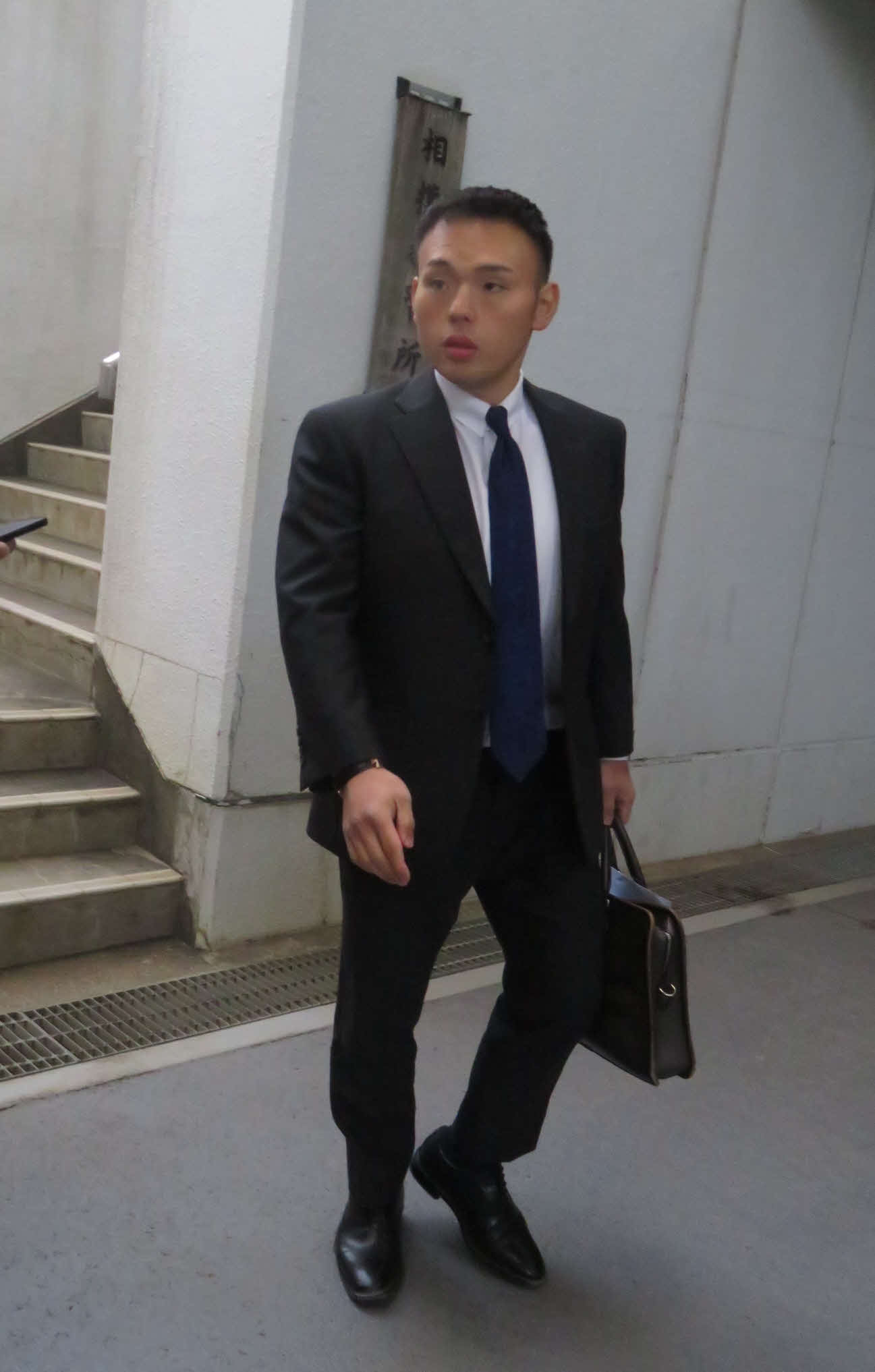初参加した師匠会を終え、会場となった相撲教習所を出てきた湊川親方