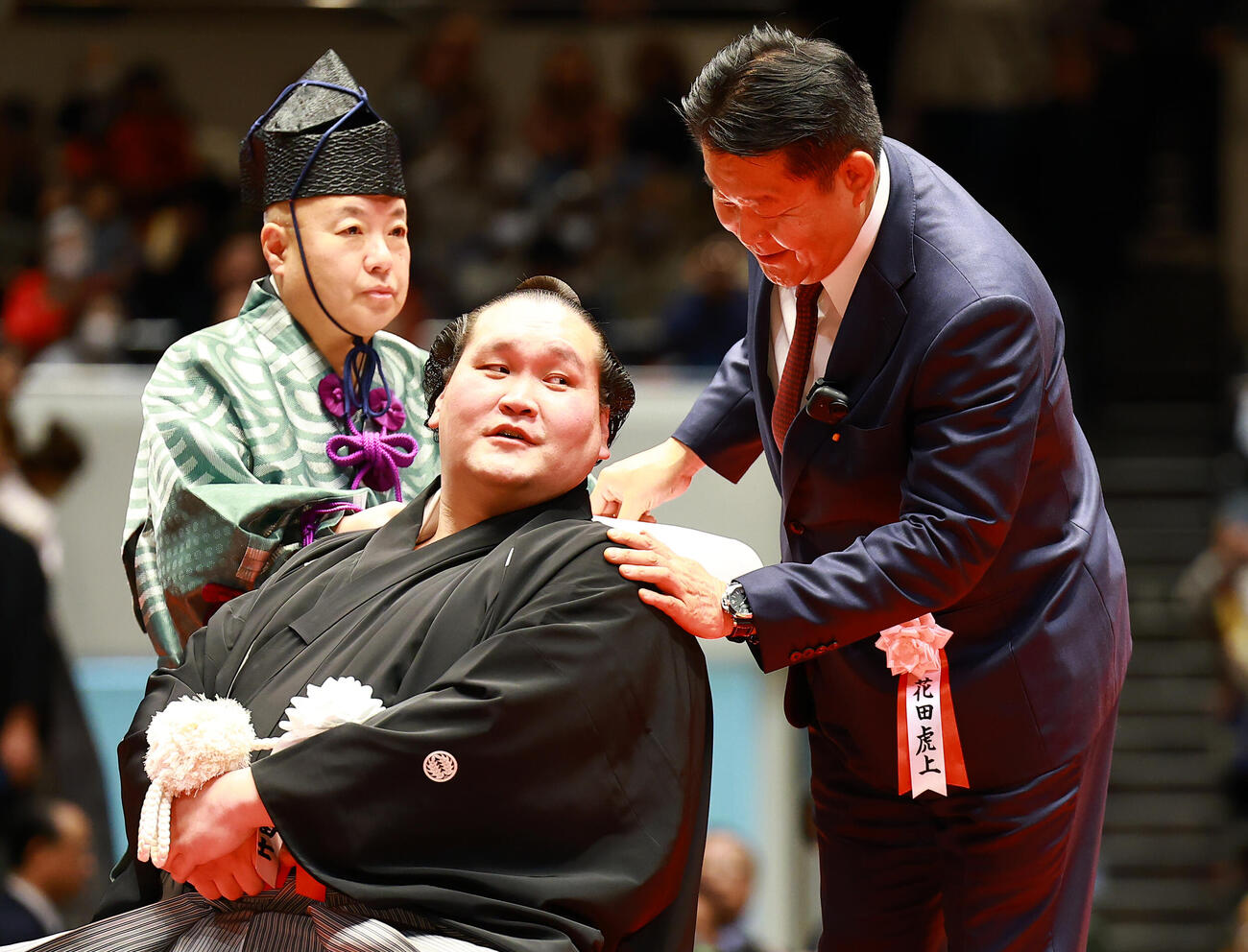 元横綱照ノ富士の伊勢ケ浜親方（左）の断髪式ではさみを入れた花田虎上氏（撮影・野上伸悟）