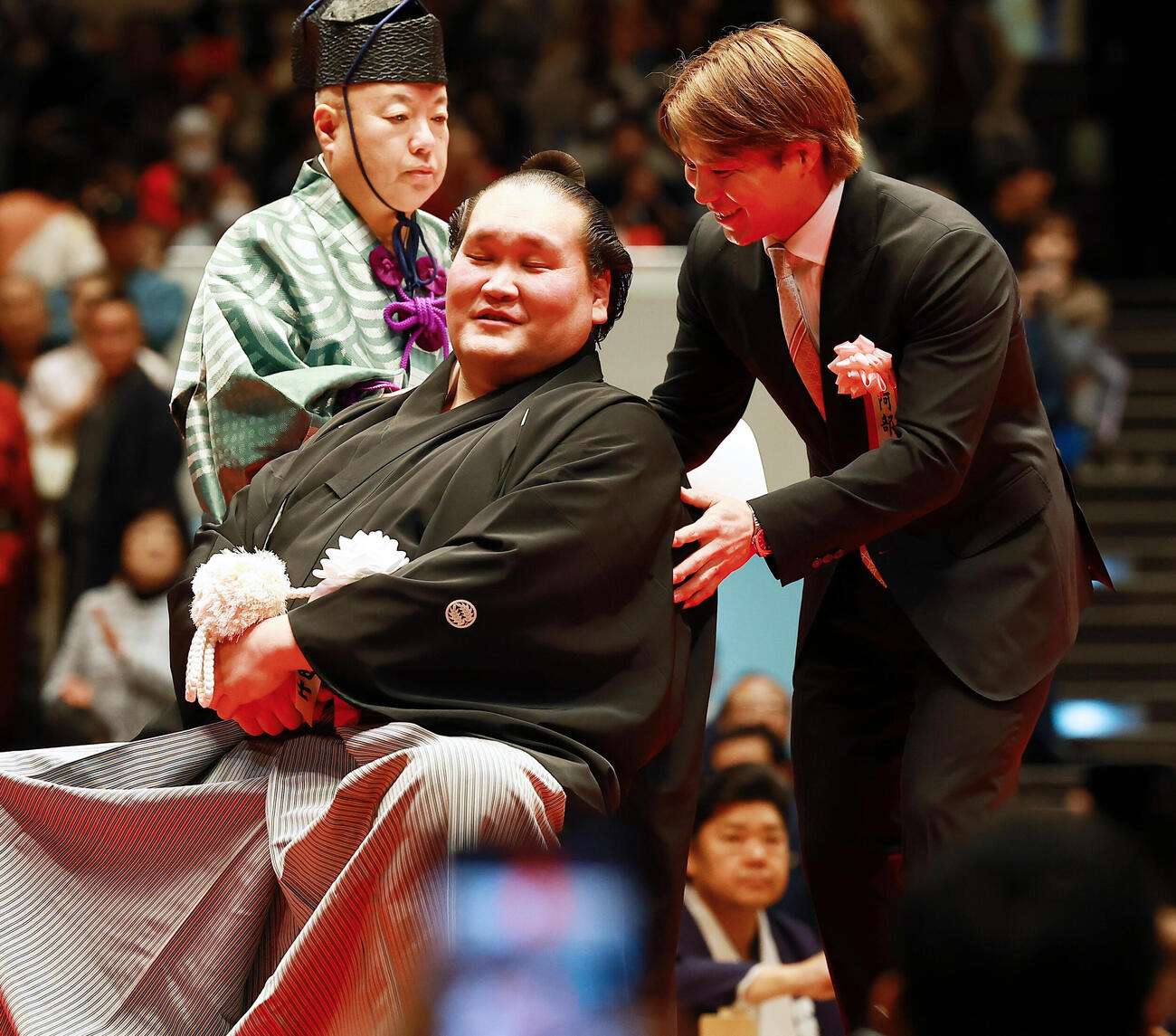 元横綱照ノ富士の伊勢ケ浜親方（左）の断髪式ではさみを入れた阿部一二三（撮影・野上伸悟）