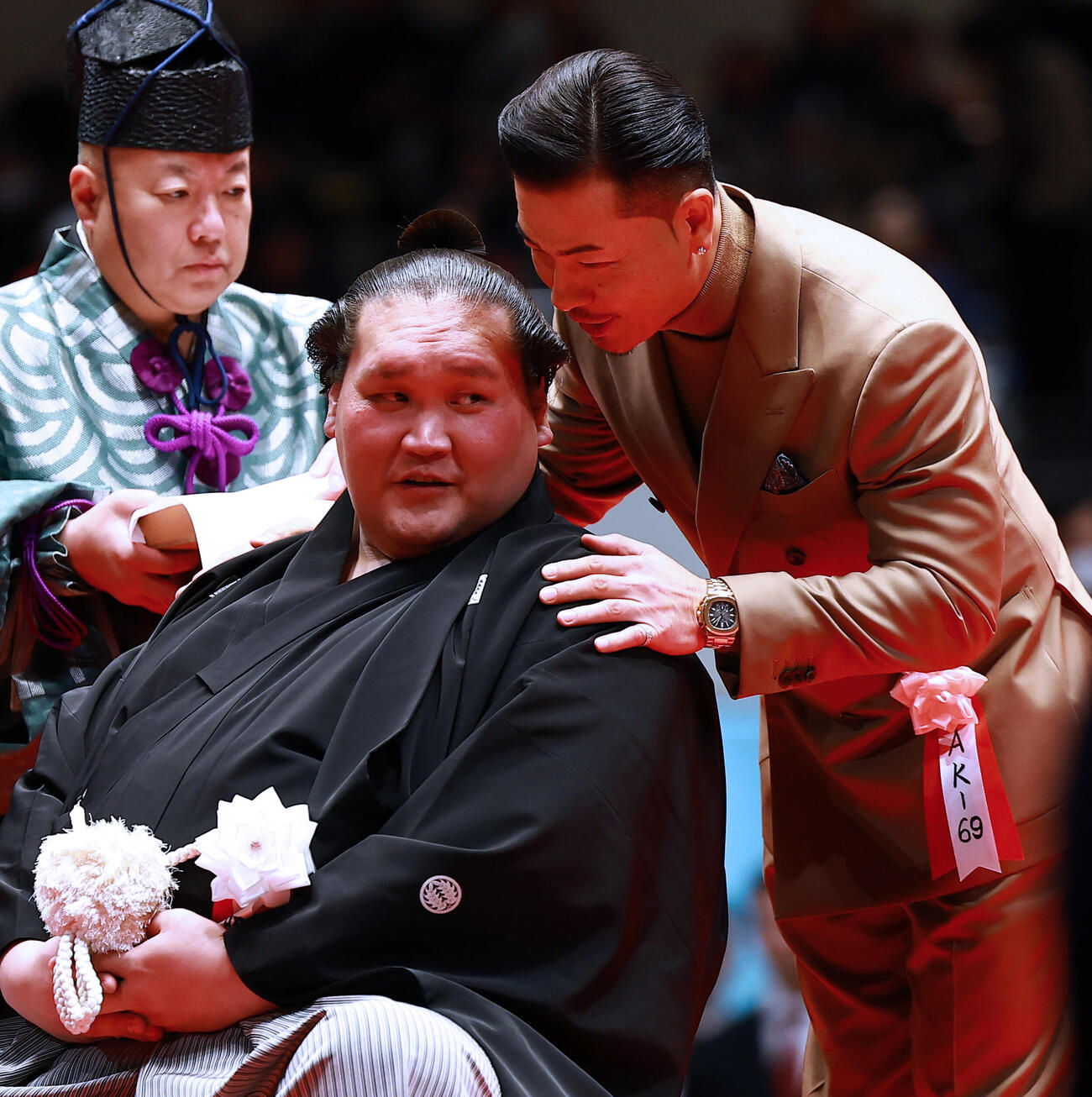 元横綱照ノ富士の伊勢ケ浜親方（左）の断髪式ではさみを入れたAK－69（撮影・野上伸悟）