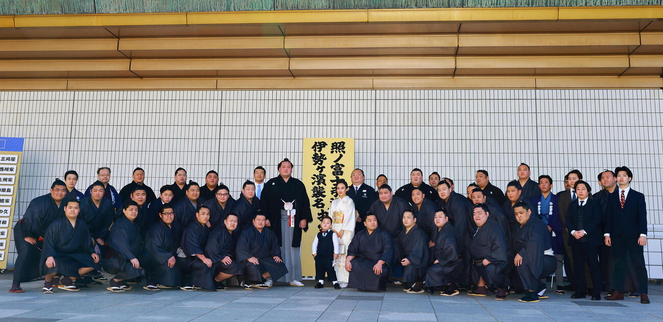引退相撲を前に同門力士と記念撮影する元照ノ富士の伊勢ケ浜親方（中央左）（撮影・野上伸悟）