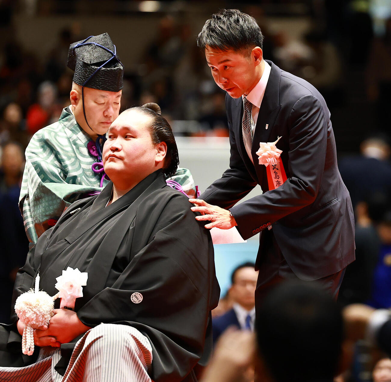 元横綱照ノ富士の伊勢ケ浜親方（左）の断髪式ではさみを入れる北島康介氏（撮影・野上伸悟）