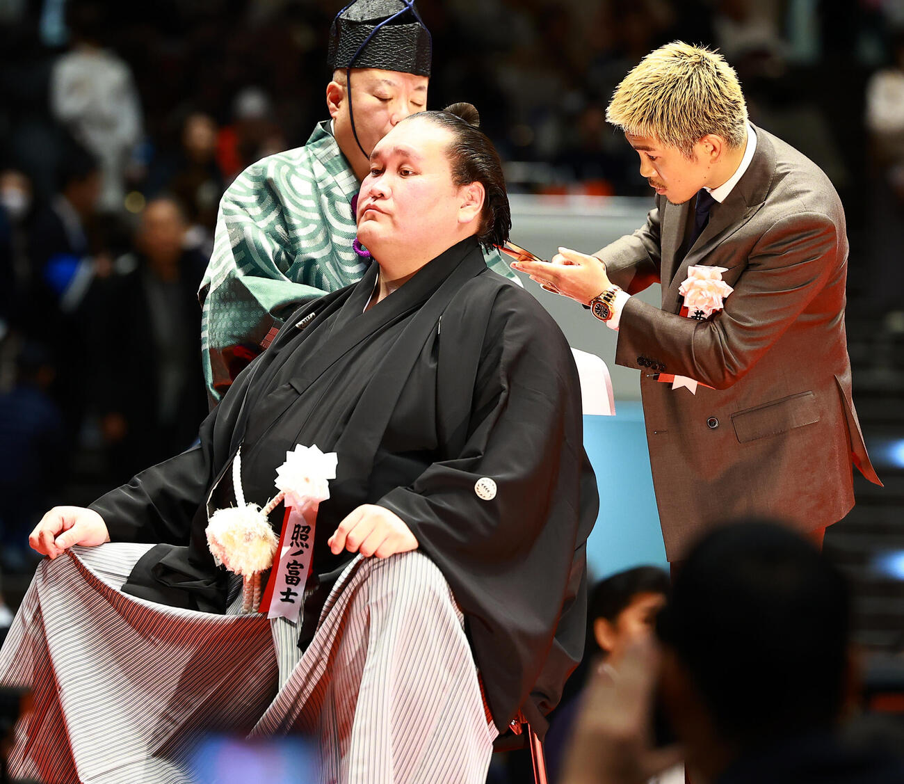元横綱照ノ富士の伊勢ケ浜親方（左）の断髪式ではさみを入れる井岡一翔（撮影・野上伸悟）