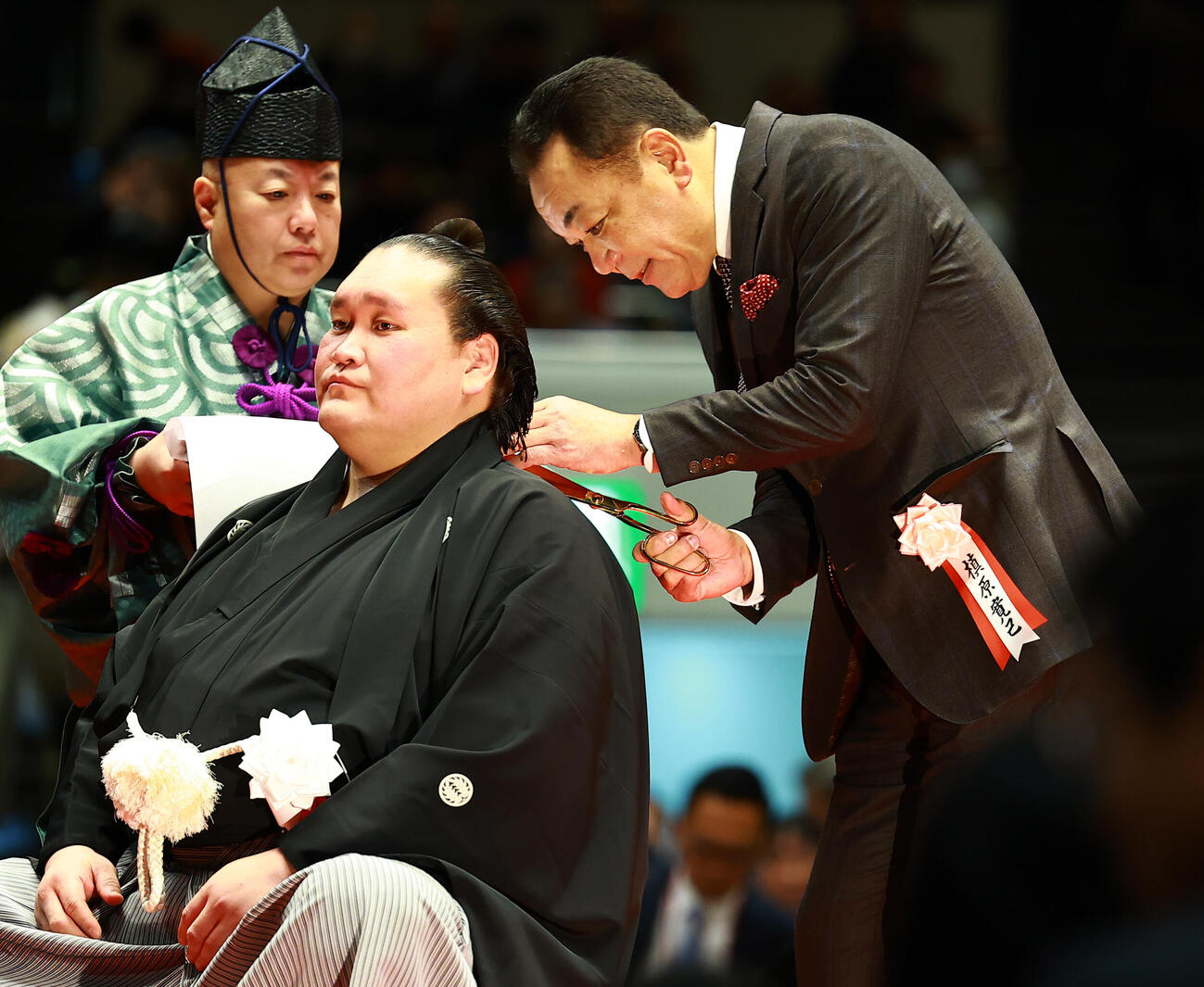 元横綱照ノ富士の伊勢ケ浜親方（左）の断髪式ではさみを入れる槙原寛己氏（撮影・野上伸悟）