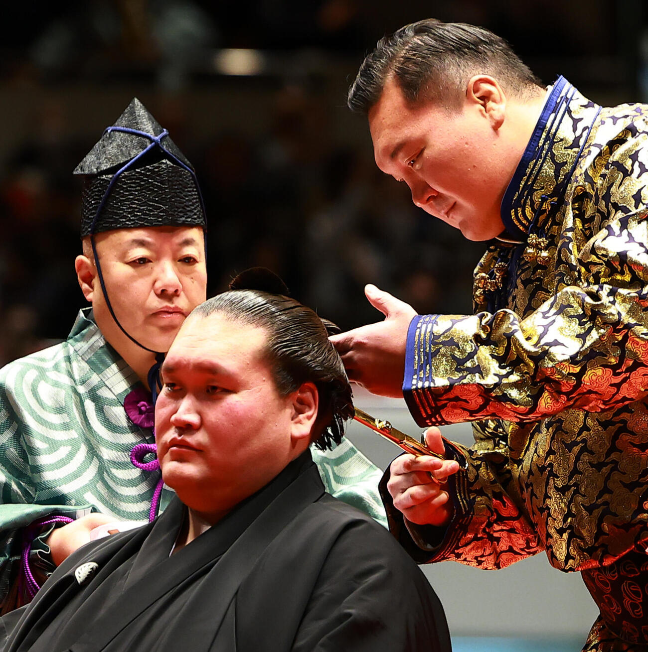元照ノ富士の伊勢ケ浜親方（左）の断髪式で、はさみを入れる元横綱の白鵬氏（撮影・野上伸悟）