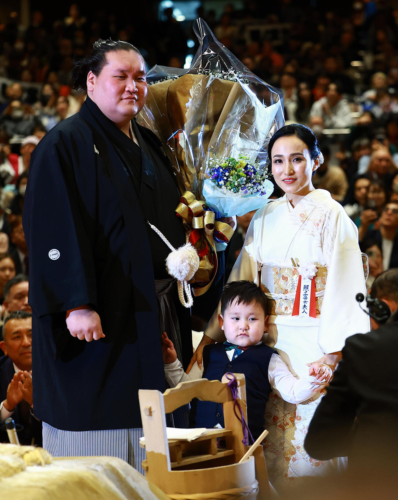 断髪式を終え、右からドルジハンド夫人、長男テムジン君と記念撮影する元照ノ富士の伊勢ケ浜親方（撮影・野上伸悟）