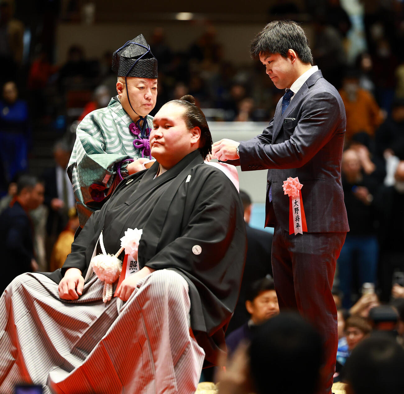 元横綱照ノ富士の伊勢ケ浜親方（左）の断髪式ではさみを入れる大野将平氏（撮影・野上伸悟）