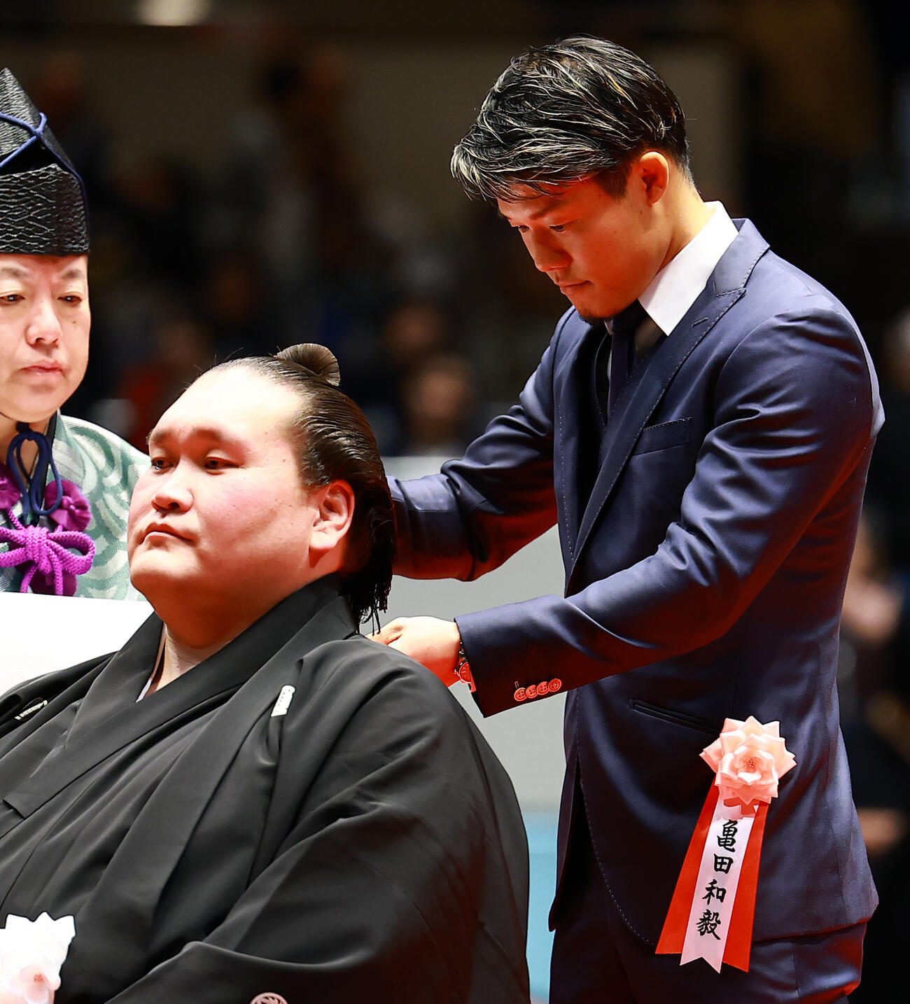 元横綱照ノ富士の伊勢ケ浜親方（左）の断髪式ではさみを入れる亀田和毅氏（撮影・野上伸悟）