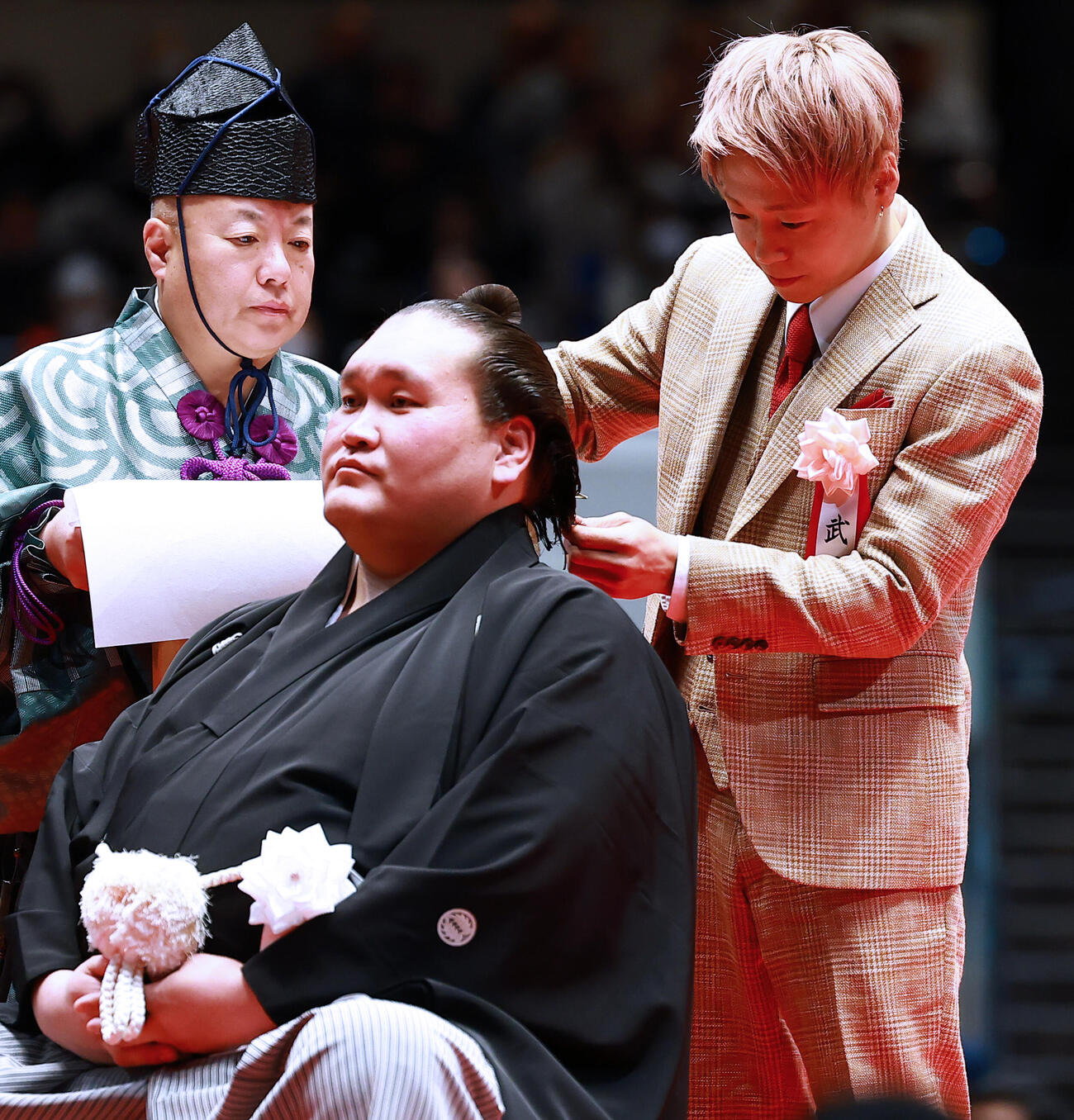 元横綱照ノ富士の伊勢ケ浜親方（左）の断髪式ではさみを入れる武尊（撮影・野上伸悟）