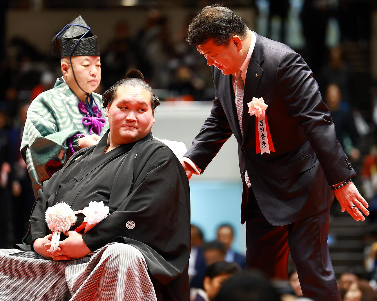 元横綱照ノ富士の伊勢ケ浜親方（左）の断髪式ではさみを入れる吉田秀彦氏（撮影・野上伸悟）