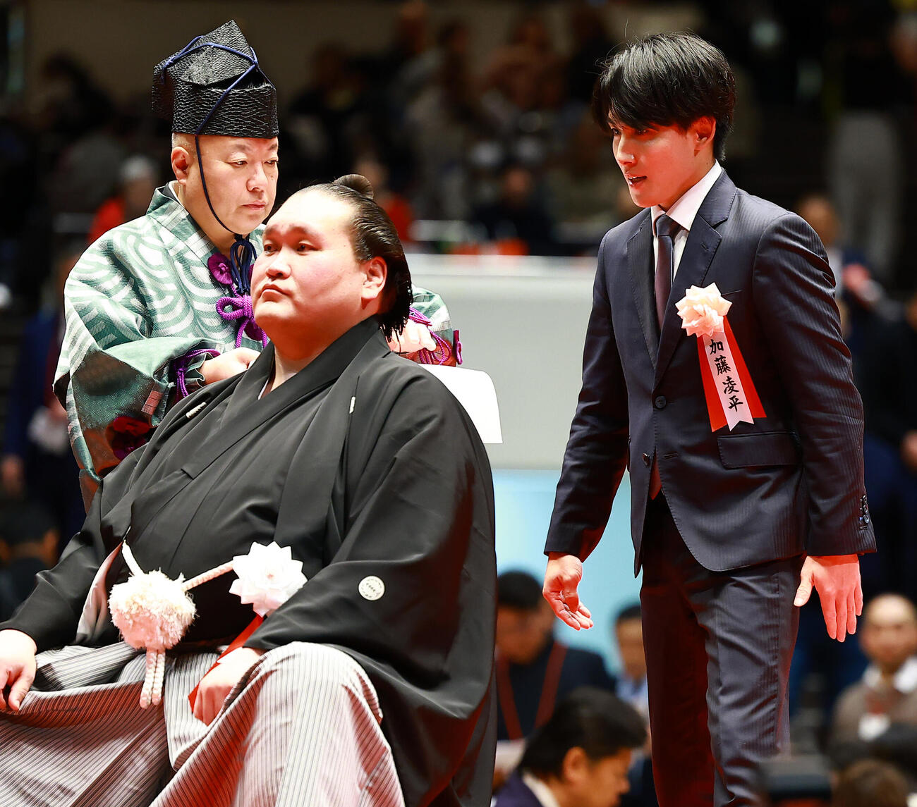 元横綱照ノ富士の伊勢ケ浜親方（左）の断髪式ではさみを入れる加藤凌平氏（撮影・野上伸悟）