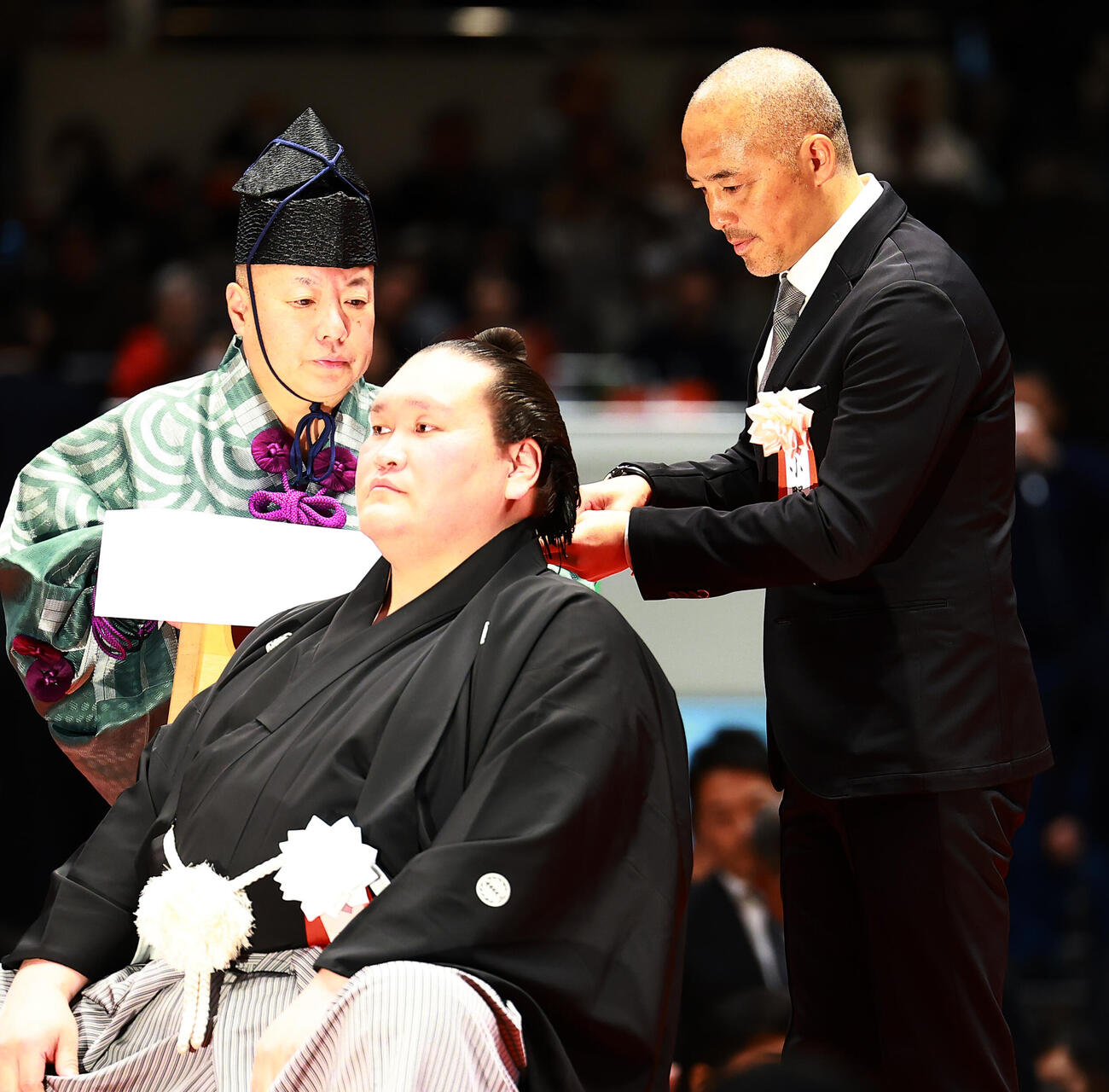 元横綱照ノ富士の伊勢ケ浜親方（左）の断髪式ではさみを入れる小野伸二氏（撮影・野上伸悟）
