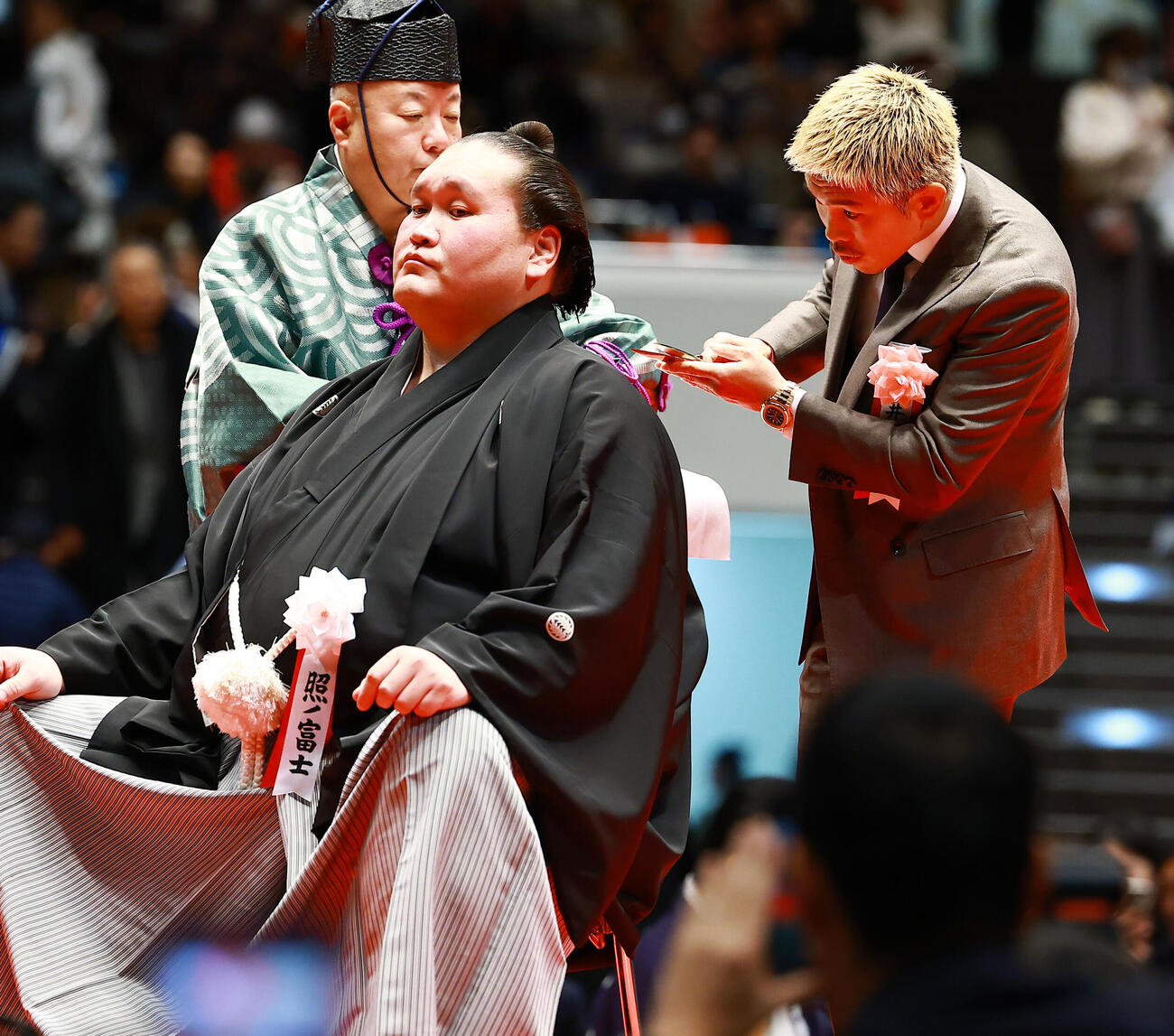 元横綱照ノ富士の伊勢ケ浜親方（左）の断髪式ではさみを入れる井岡一翔（撮影・野上伸悟）