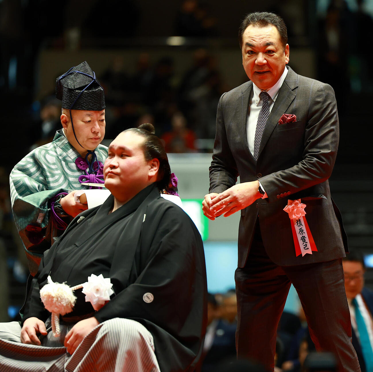 元横綱照ノ富士の伊勢ケ浜親方（左）の断髪式ではさみを入れる槙原寛己氏（撮影・野上伸悟）