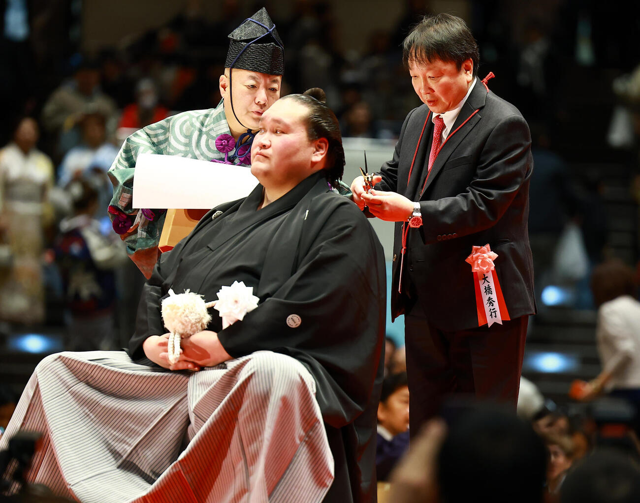 元横綱照ノ富士の伊勢ケ浜親方（左）の断髪式ではさみを入れる大橋ジムの大橋秀行会長（撮影・野上伸悟）