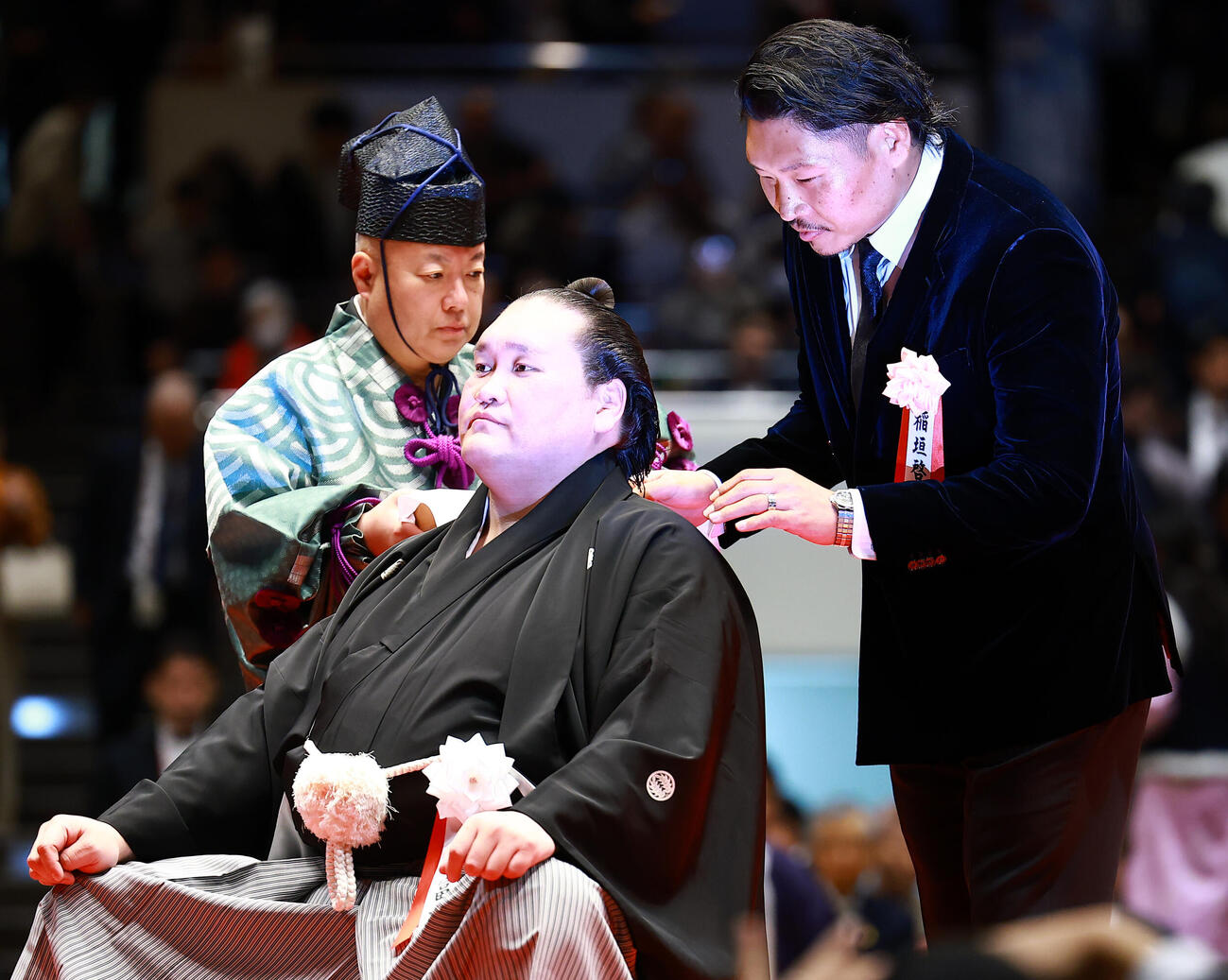 元横綱照ノ富士の伊勢ケ浜親方（左）の断髪式ではさみを入れる稲垣啓太（撮影・野上伸悟）