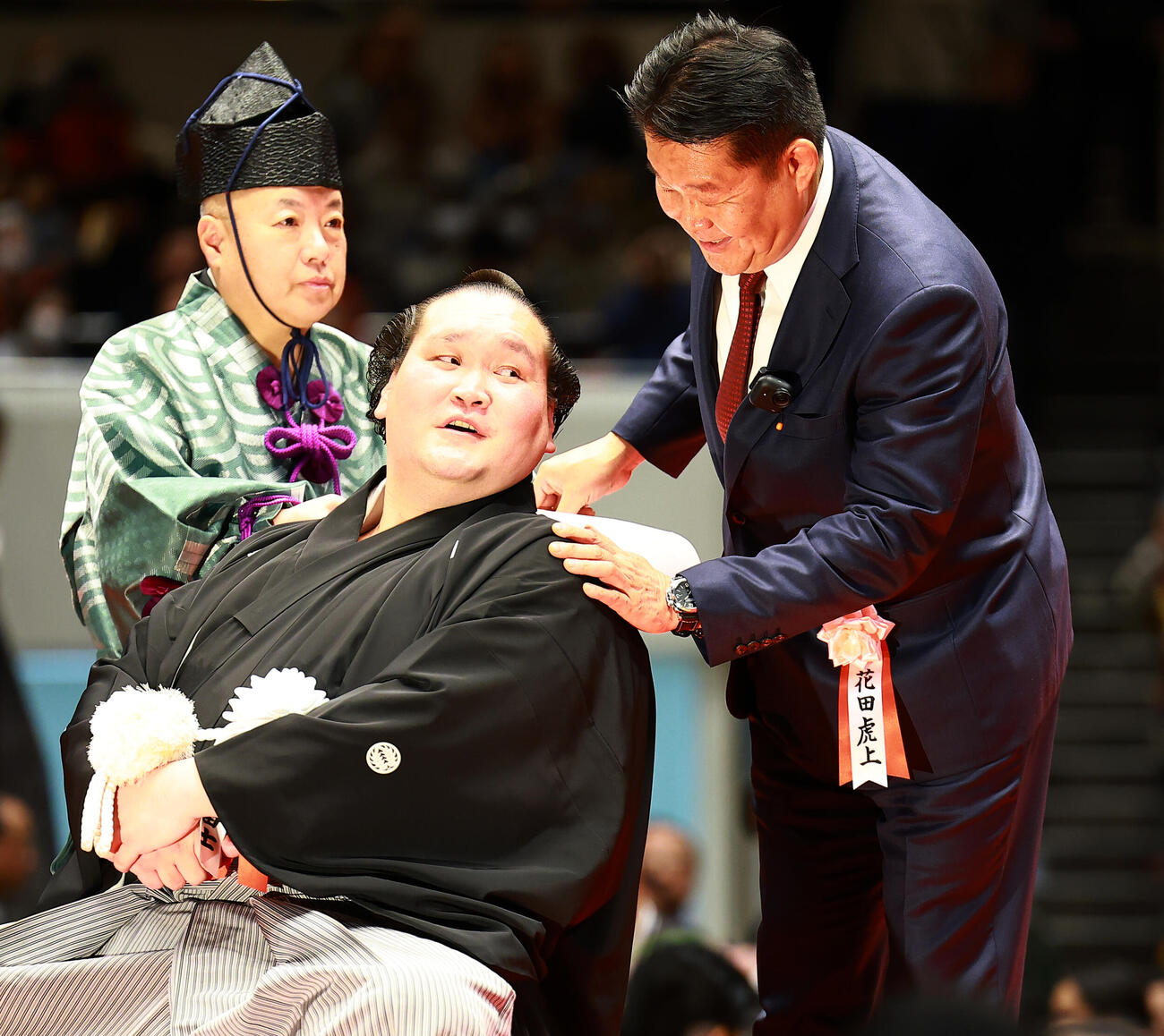 元横綱照ノ富士の伊勢ケ浜親方（左）の断髪式ではさみを入れた花田虎上氏（撮影・野上伸悟）