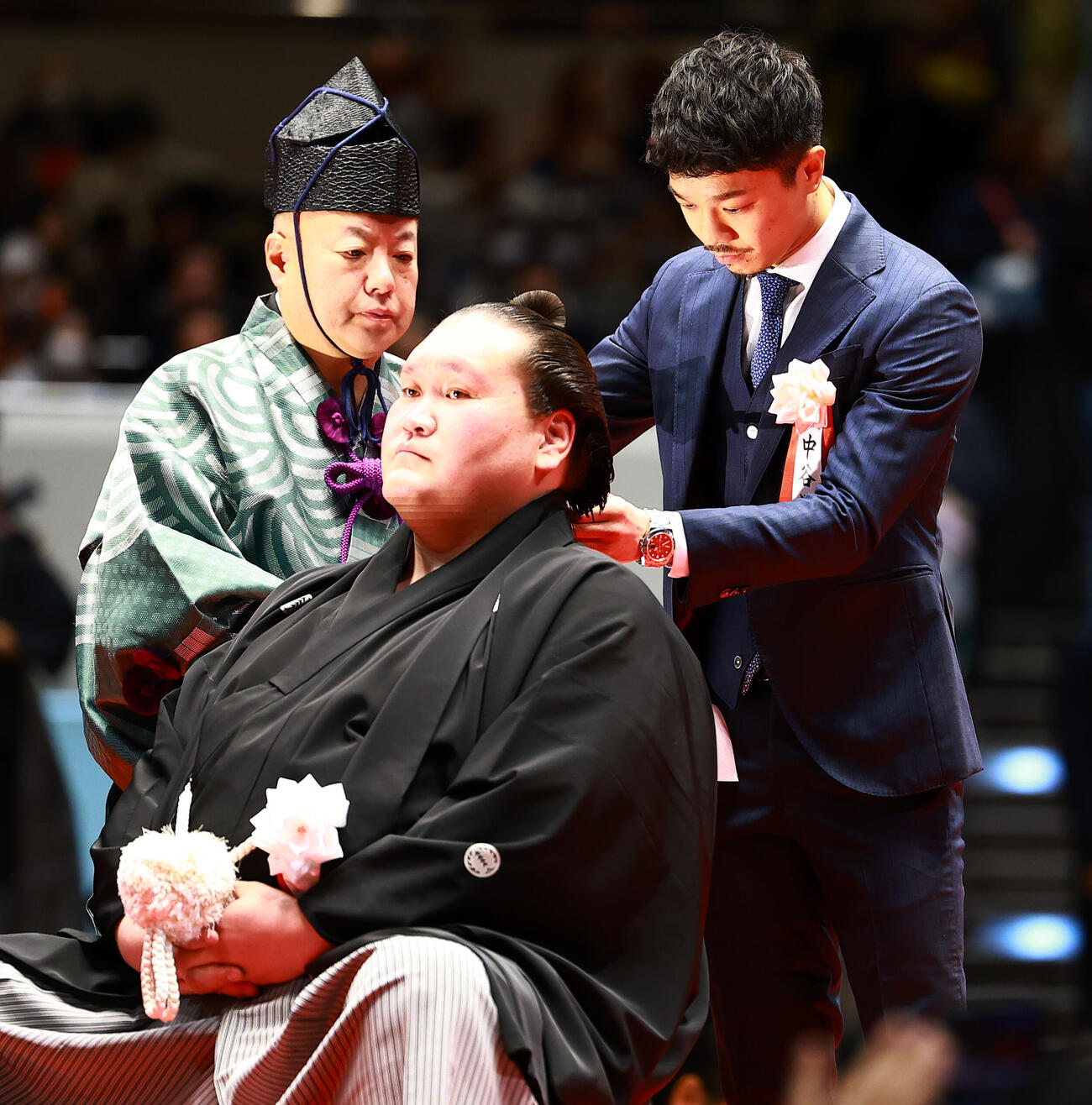 元横綱照ノ富士の伊勢ケ浜親方（左）の断髪式ではさみを入れる中谷潤人（撮影・野上伸悟）