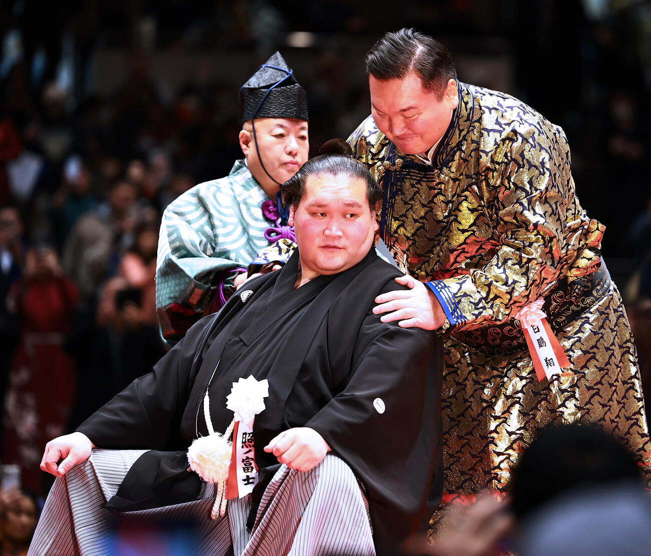 元横綱照ノ富士の伊勢ケ浜親方（左）の断髪式に駆けつけた元横綱の白鵬氏（撮影・野上伸悟）