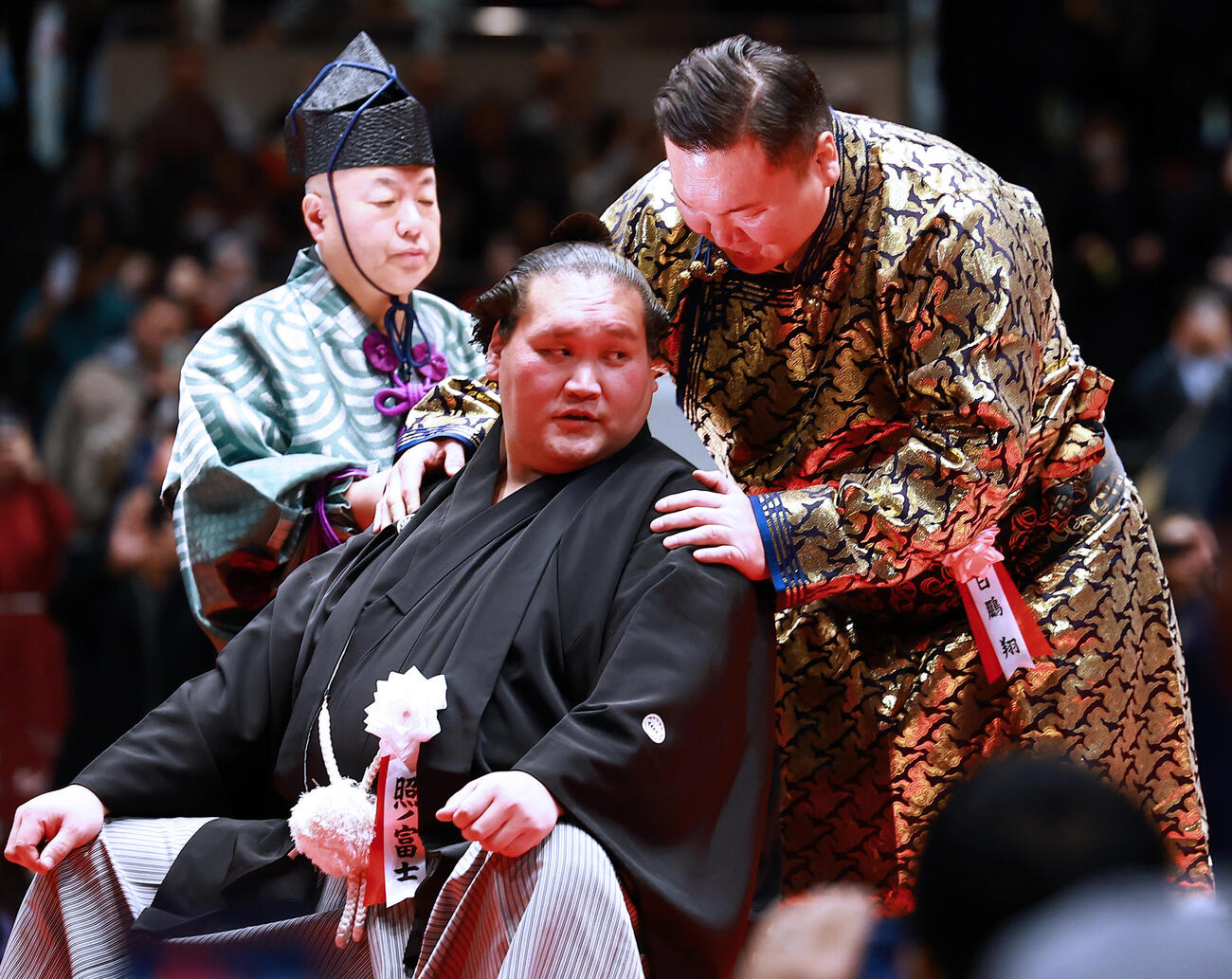 元横綱照ノ富士の伊勢ケ浜親方（左）の断髪式に駆けつけた元横綱の白鵬氏（撮影・野上伸悟）