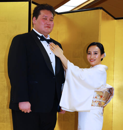 元照ノ富士の断髪式で、白鵬翔さんが会場ザワつかせる ド派手金色衣装