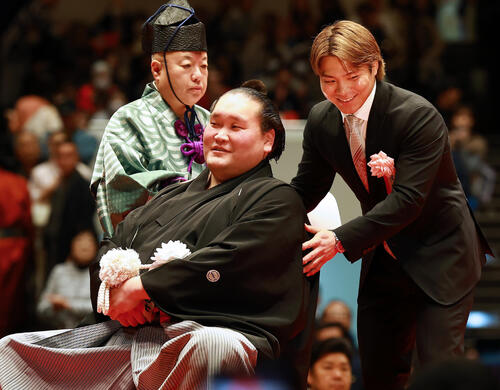 元照ノ富士の断髪式で、白鵬翔さんが会場ザワつかせる ド派手金色衣装