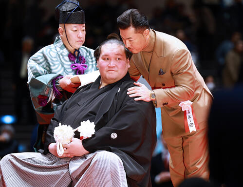 元照ノ富士の断髪式で、白鵬翔さんが会場ザワつかせる ド派手金色衣装