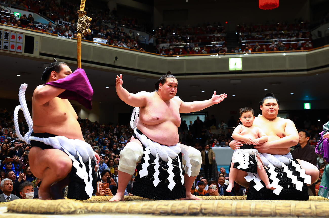 長男テムジン君（右から2人目）とともに横綱土俵入りを行う元照ノ富士の伊勢ケ浜親方（中央）。左は太刀持ちの豊昇龍、右は露払いの大の里（撮影・野上伸悟）