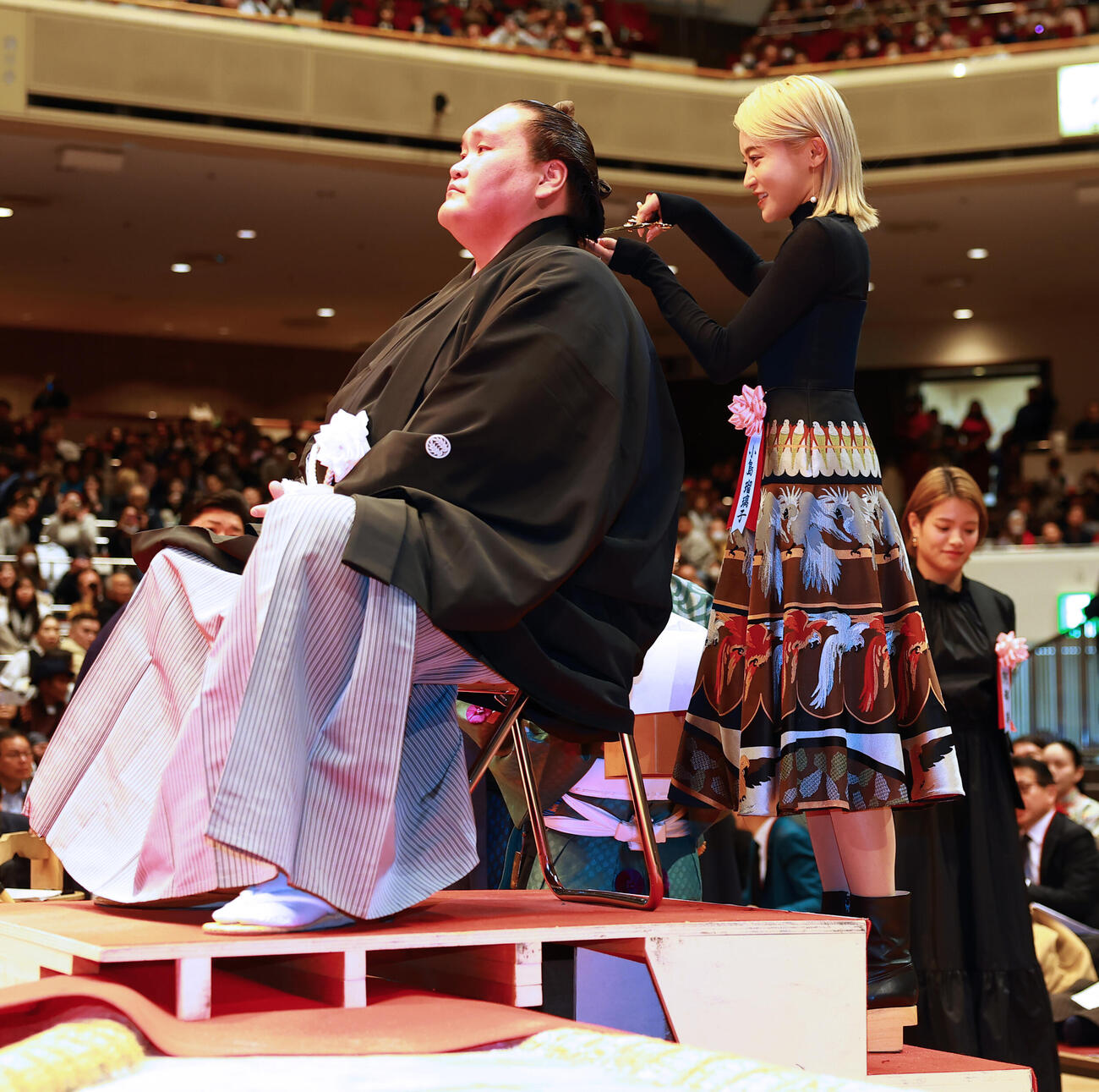 元横綱照ノ富士の伊勢ケ浜親方（左）の断髪式ではさみを入れた小島瑠璃子（撮影・野上伸悟）