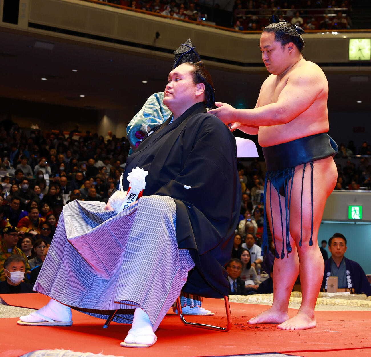 元横綱照ノ富士の伊勢ケ浜親方（左）の断髪式ではさみを入れる翠富士（撮影・野上伸悟）